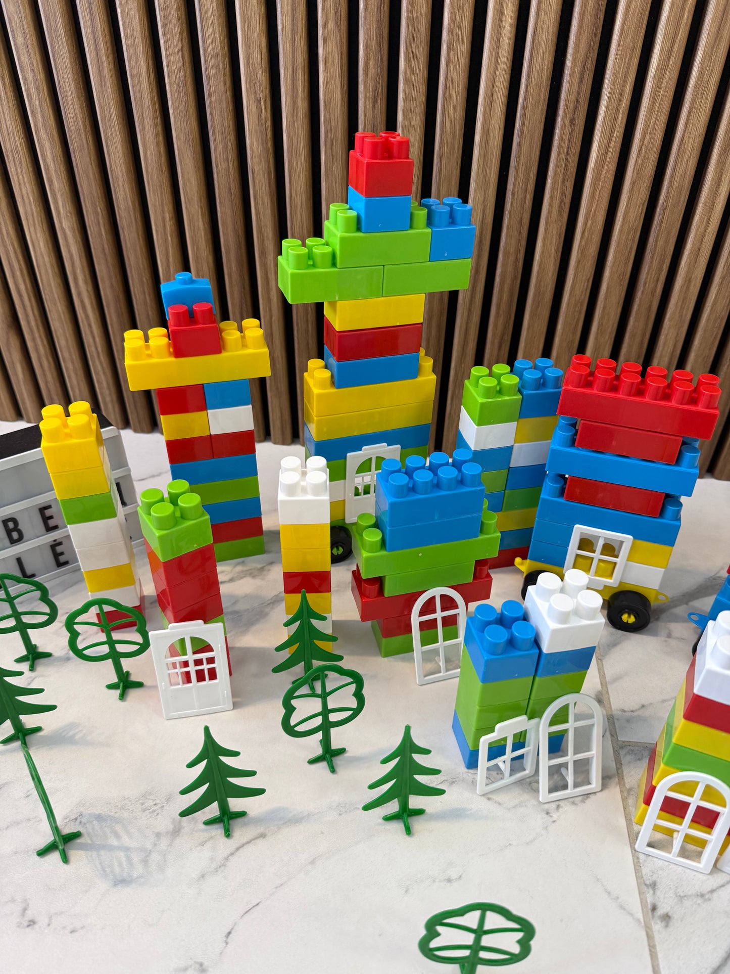 🧸 Spalvotas konstruktorių miestelis su medeliais