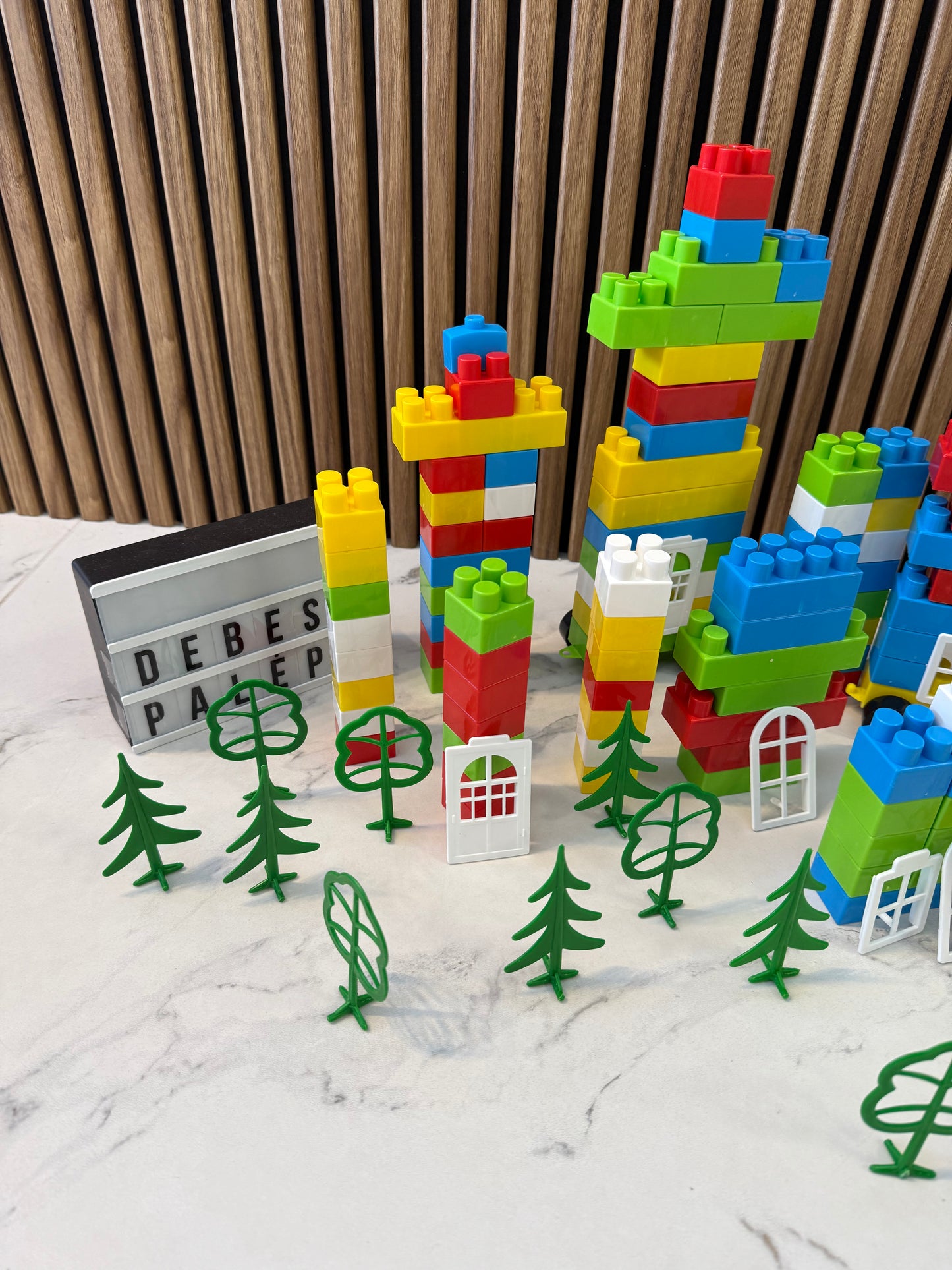 🧸 Spalvotas konstruktorių miestelis su medeliais