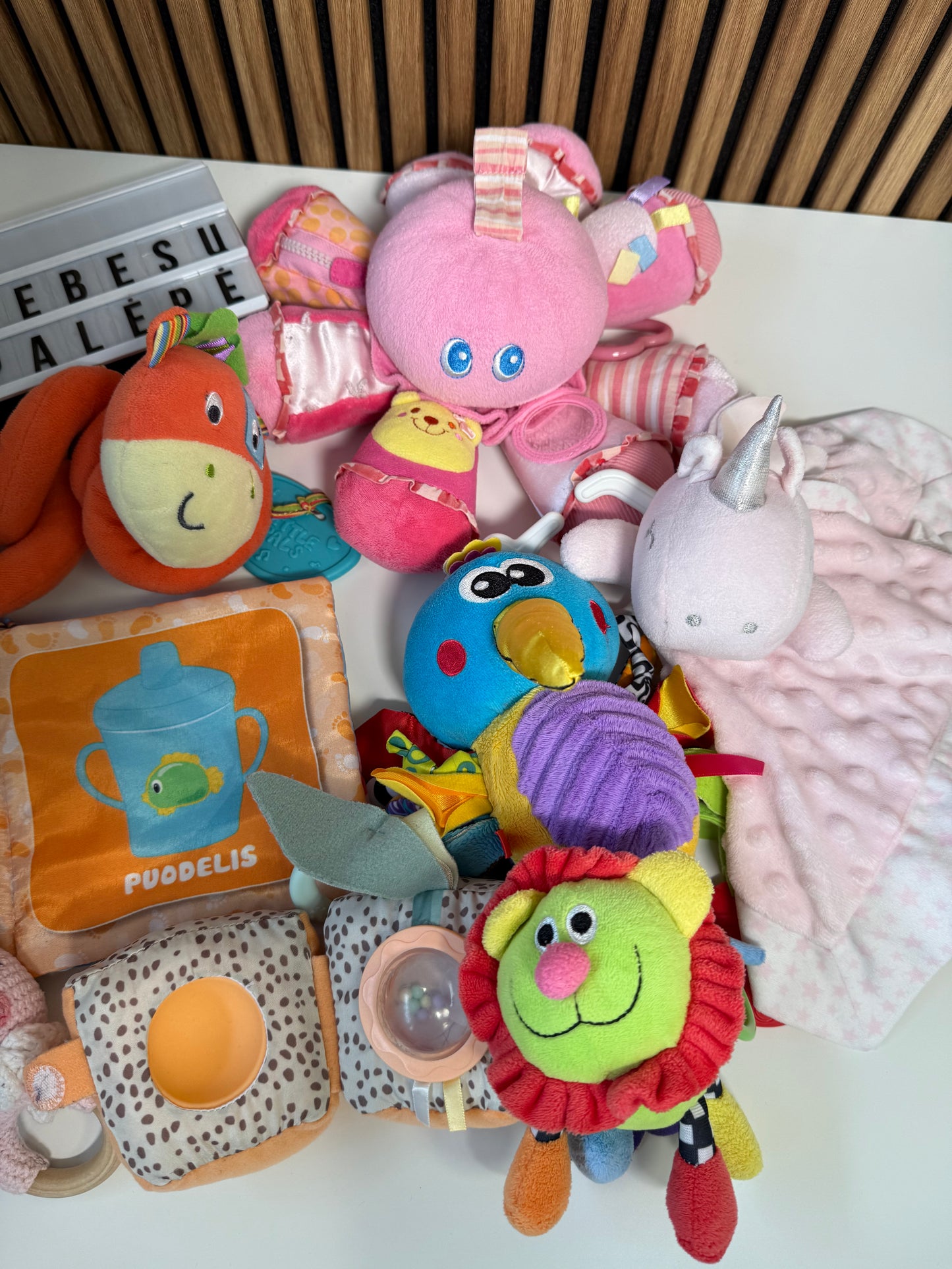 🧸 Kūdikių sensorinių žaislų rinkinys „Mažos rankytės atradimams“