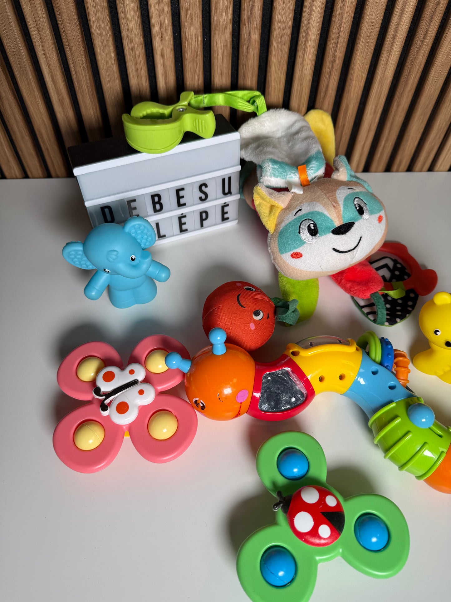 🧸 Kūdikių žaislų rinkinys – barškučiai ir sensoriniai žaislai