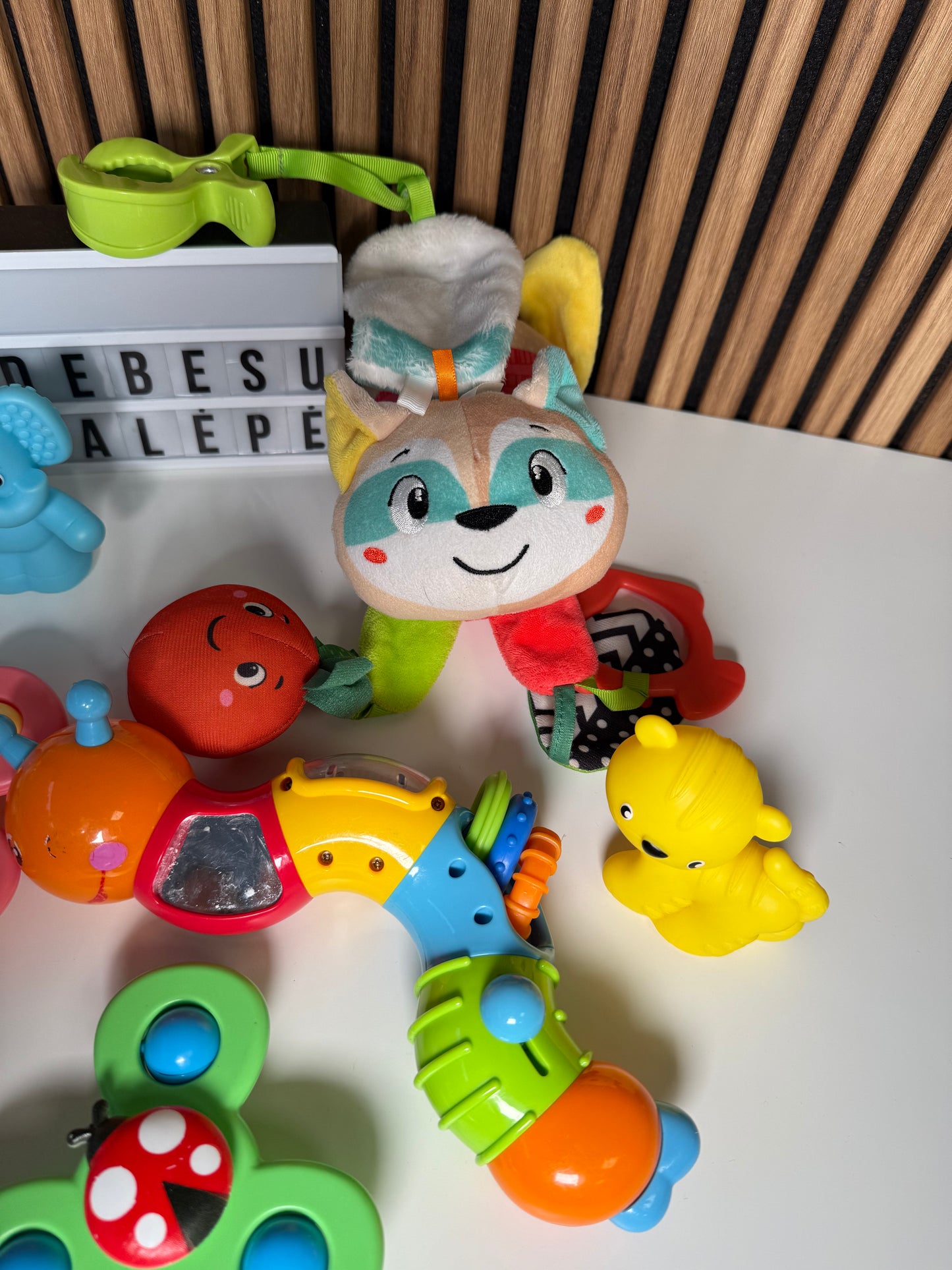 🧸 Kūdikių žaislų rinkinys – barškučiai ir sensoriniai žaislai