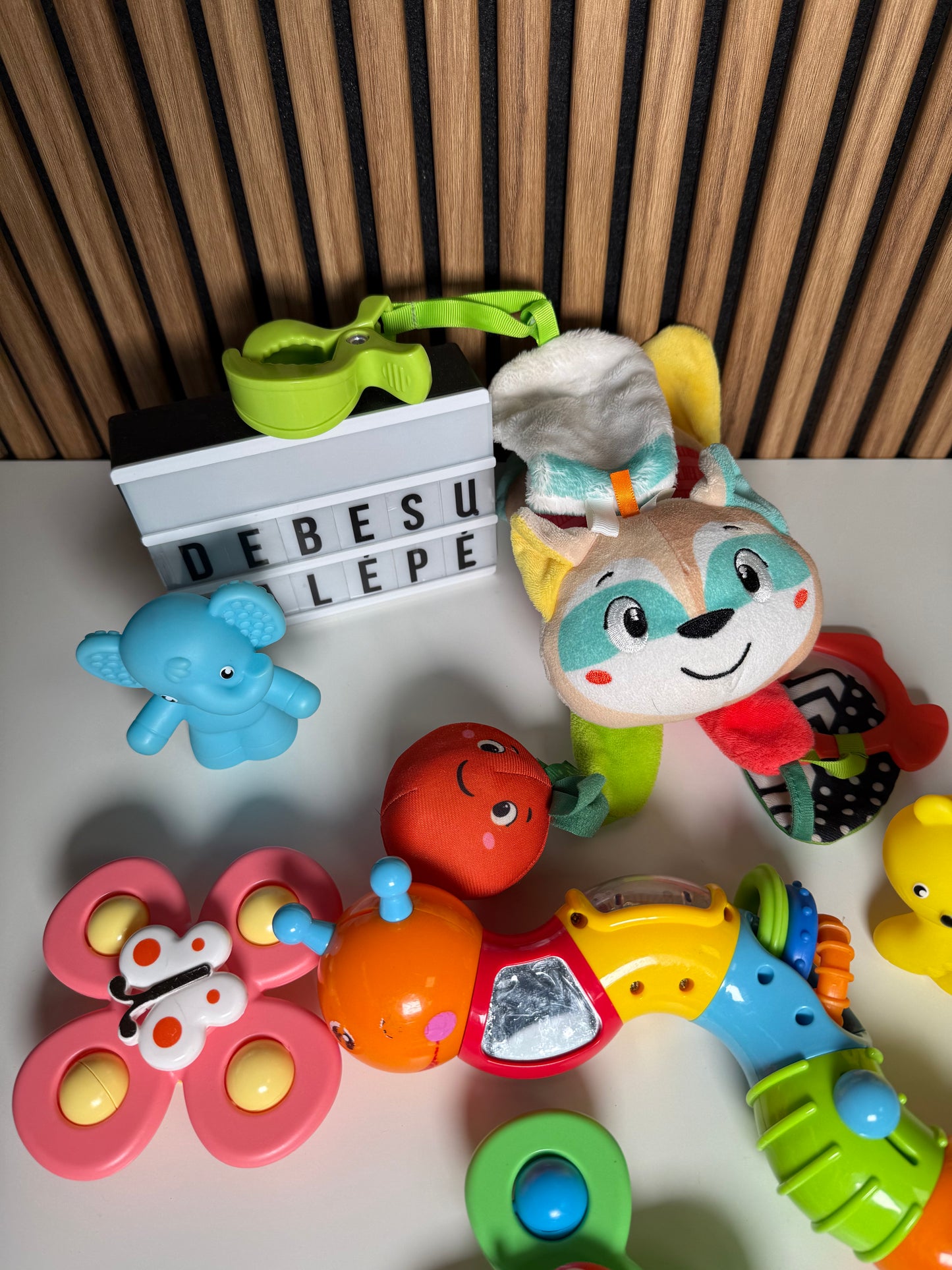 🧸 Kūdikių žaislų rinkinys – barškučiai ir sensoriniai žaislai