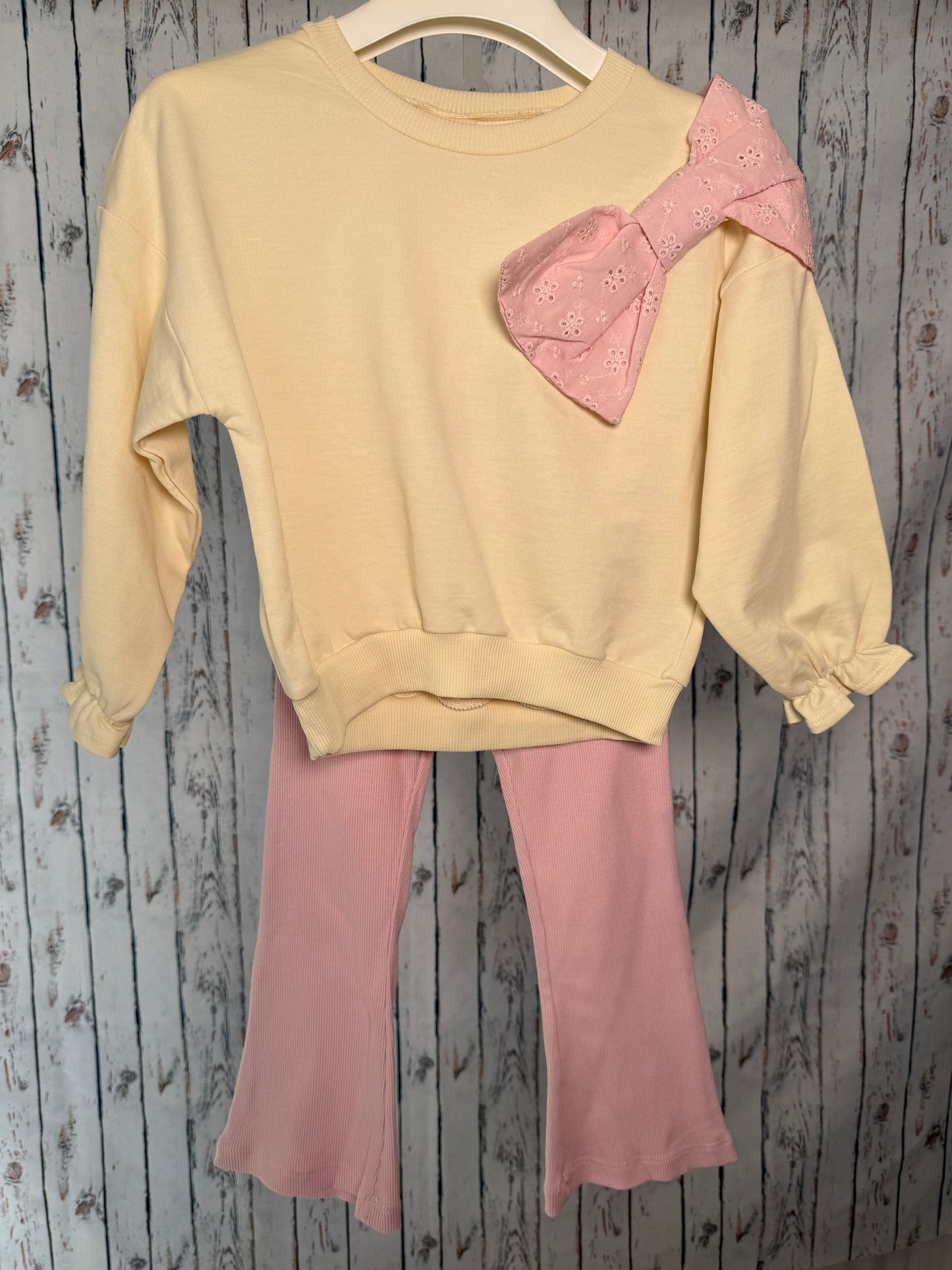 Smagus džemperio su kaspinėliu ir kelnių komplektas