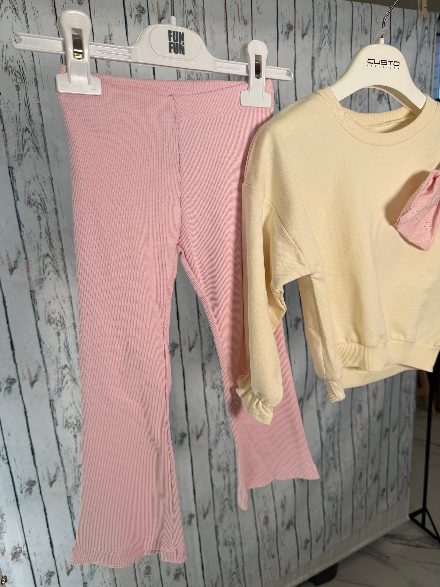 Smagus džemperio su kaspinėliu ir kelnių komplektas