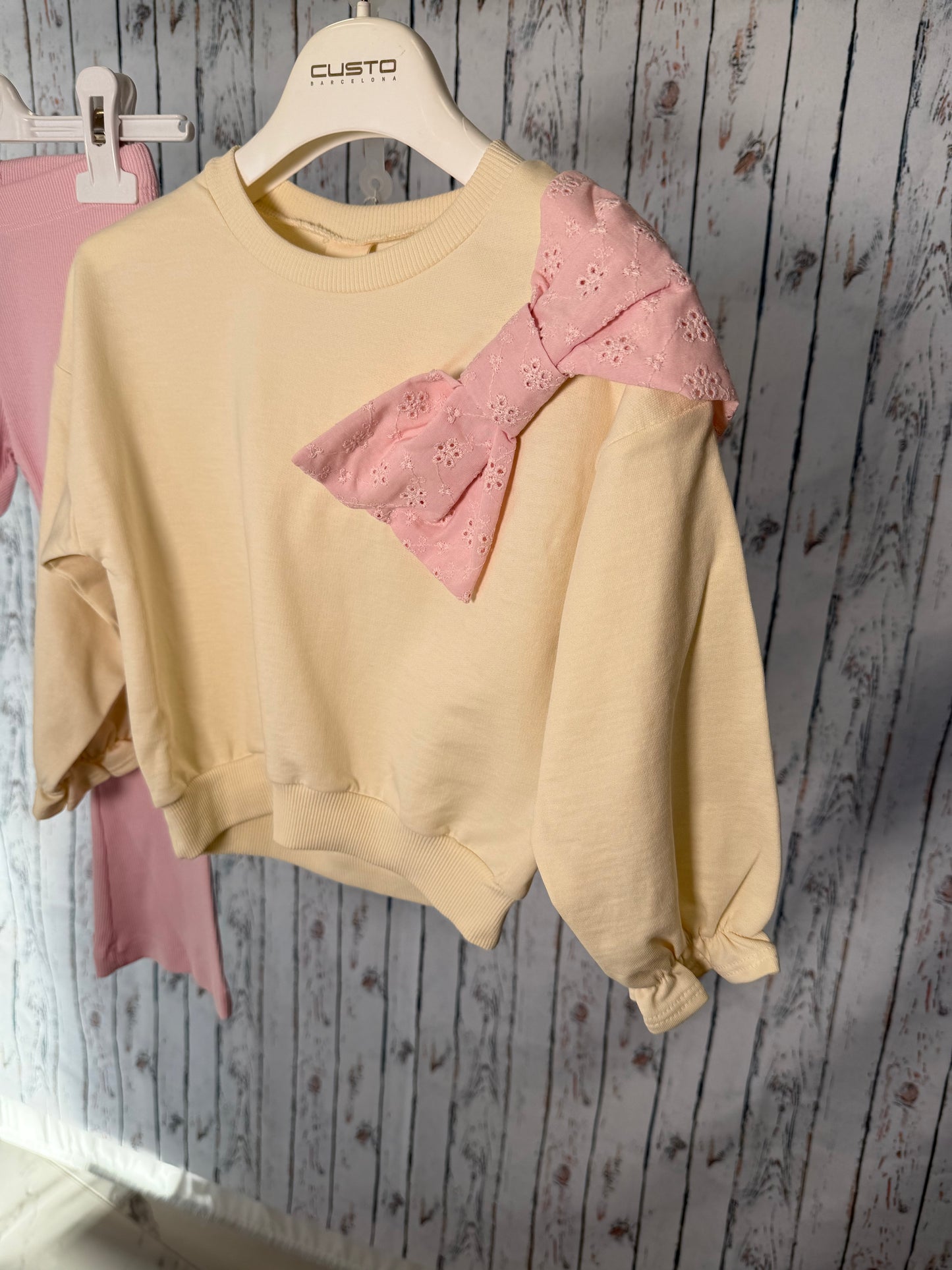 Smagus džemperio su kaspinėliu ir kelnių komplektas