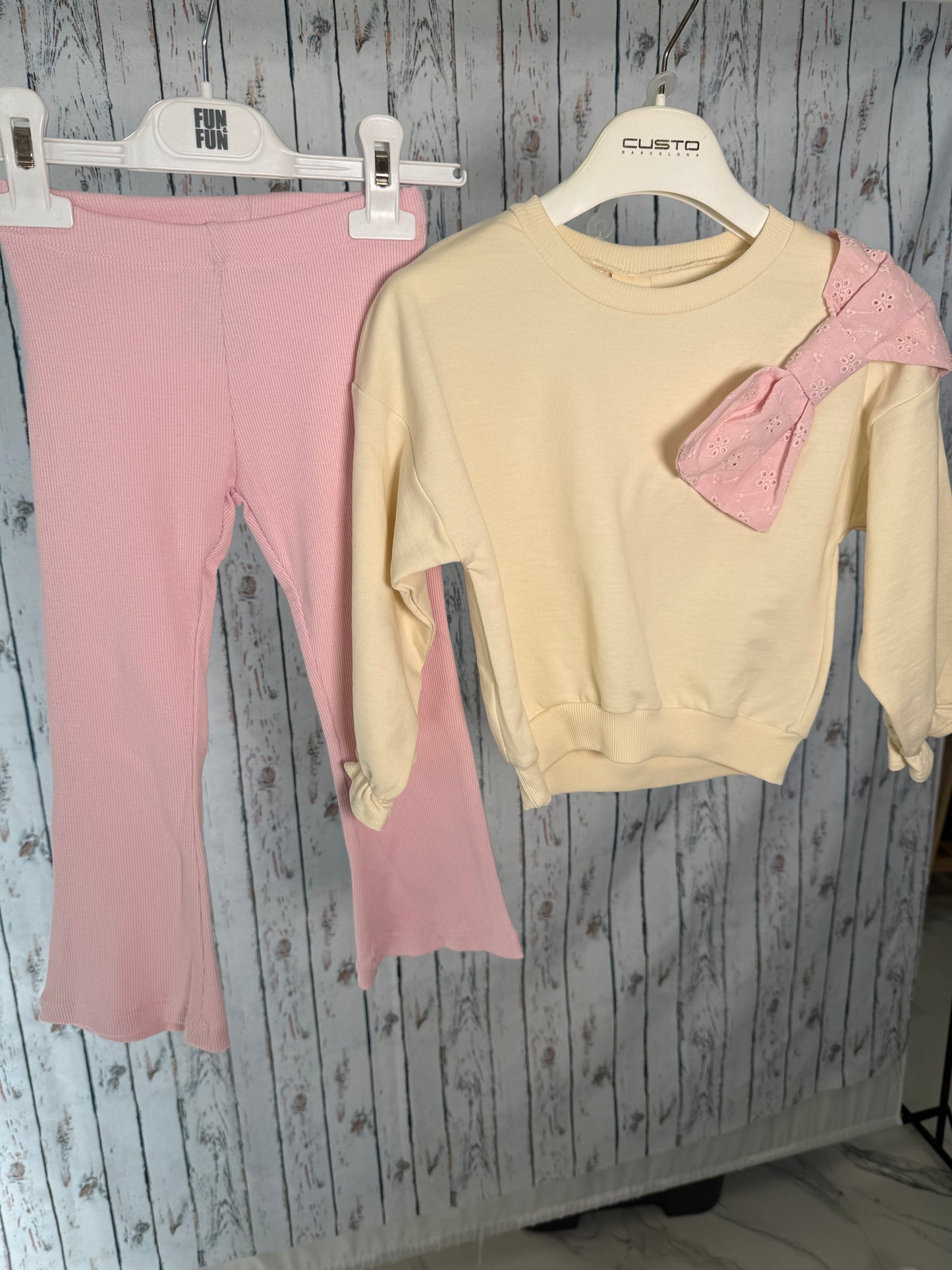 Smagus džemperio su kaspinėliu ir kelnių komplektas