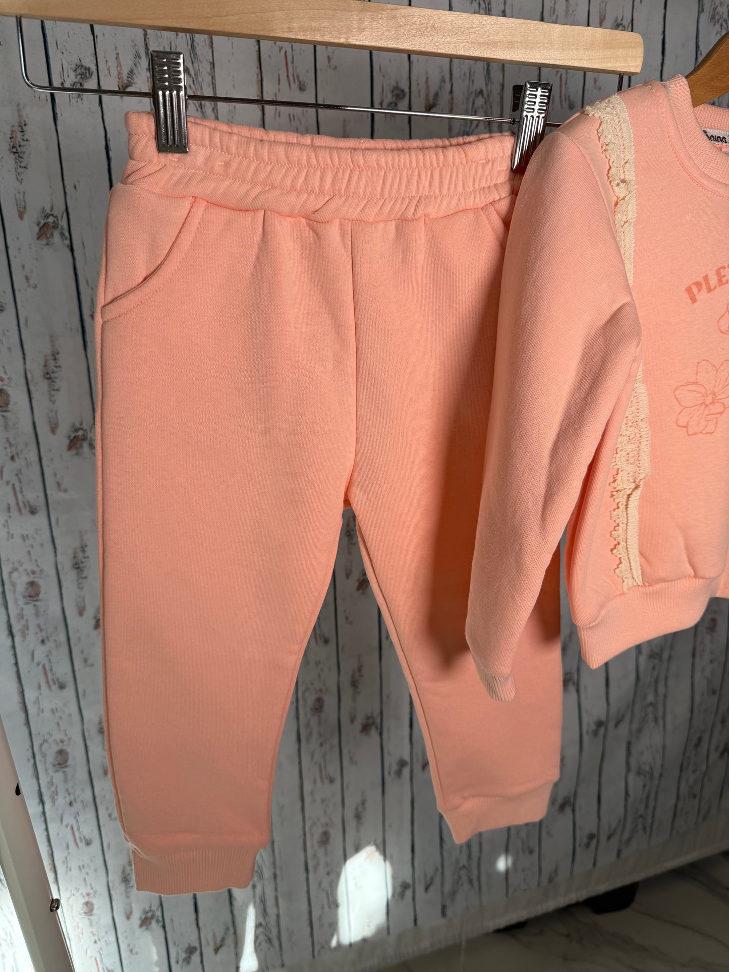 Smagus džemperio ir kelnių komplektas