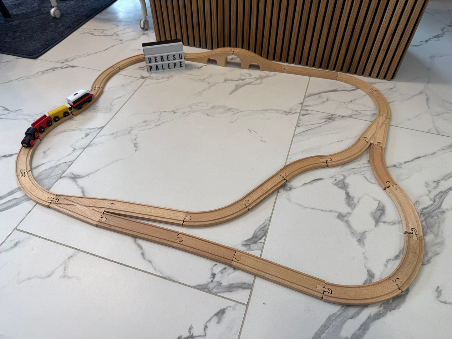 🚂 Medinė „IKEA“ geležinkelio trasa su lokomotyvu