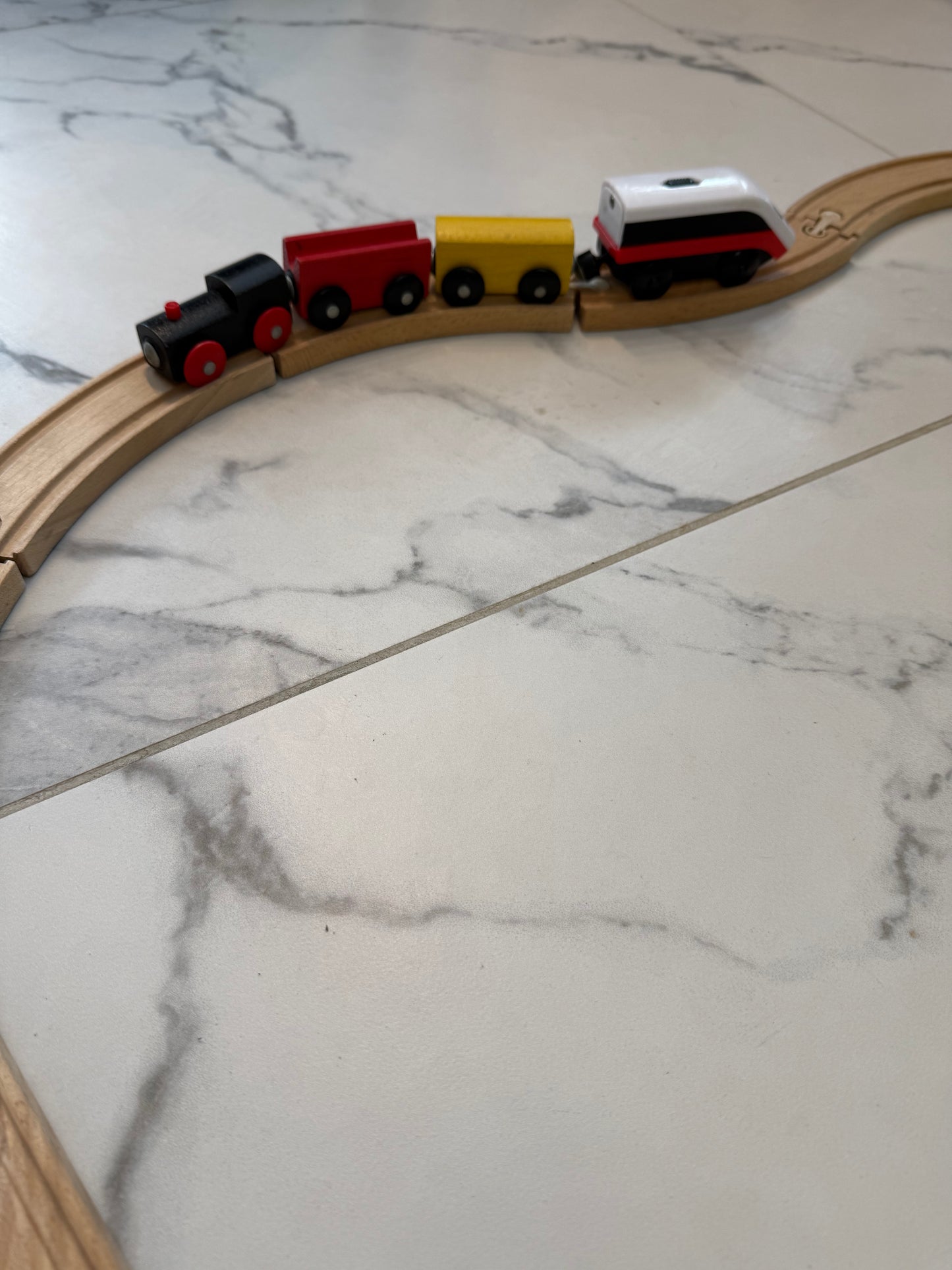 🚂 Medinė „IKEA“ geležinkelio trasa su lokomotyvu