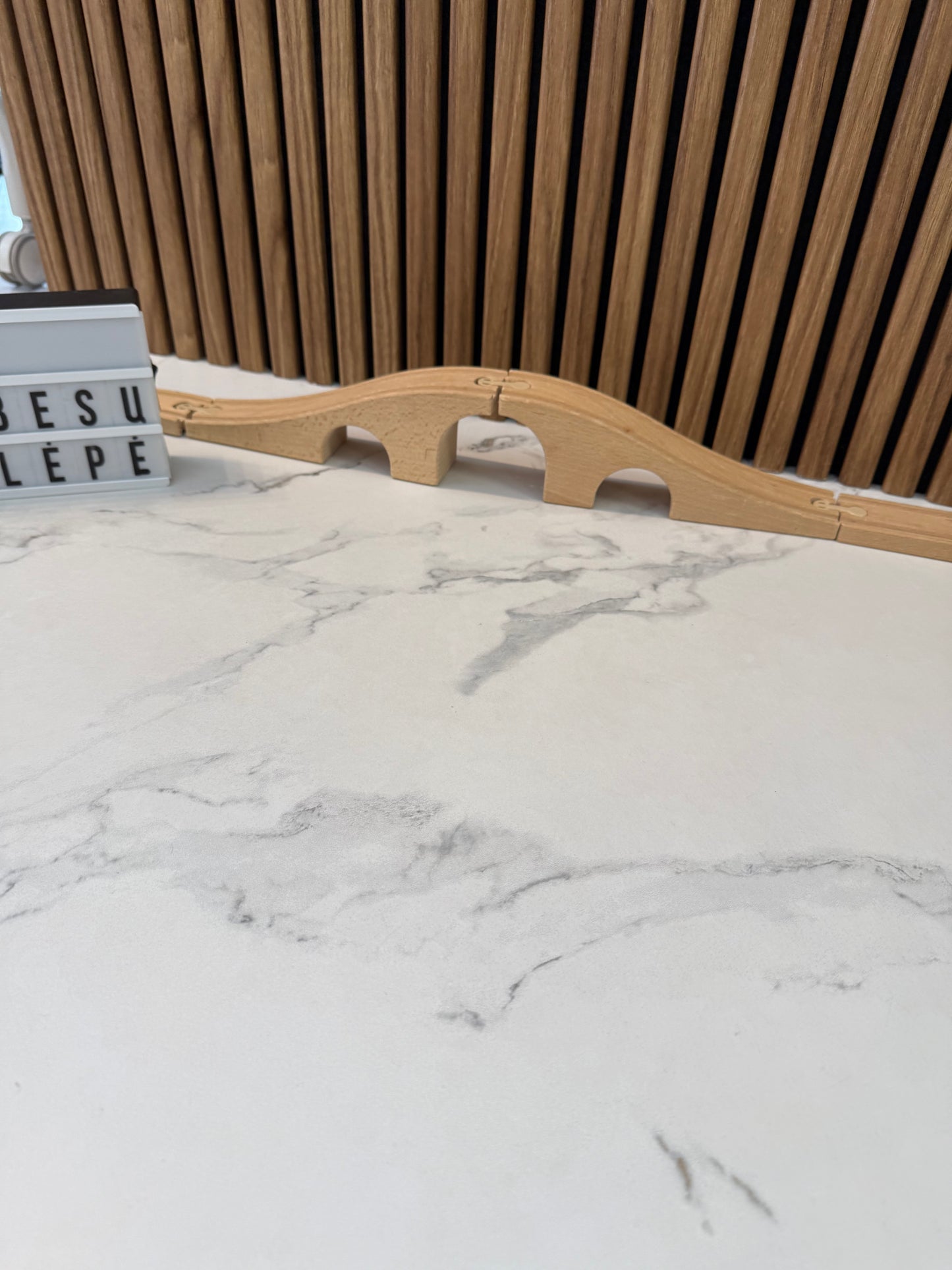 🚂 Medinė „IKEA“ geležinkelio trasa su lokomotyvu