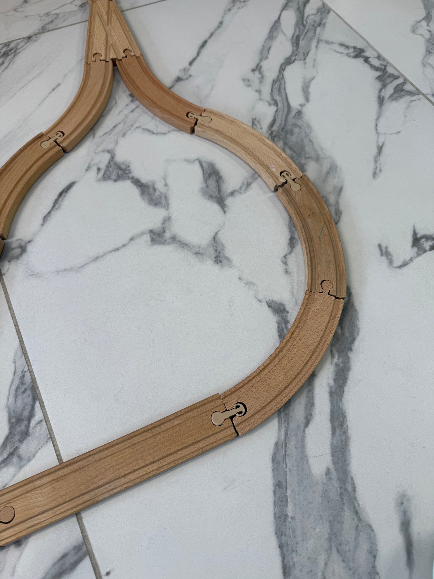 🚂 Medinė „IKEA“ geležinkelio trasa su lokomotyvu