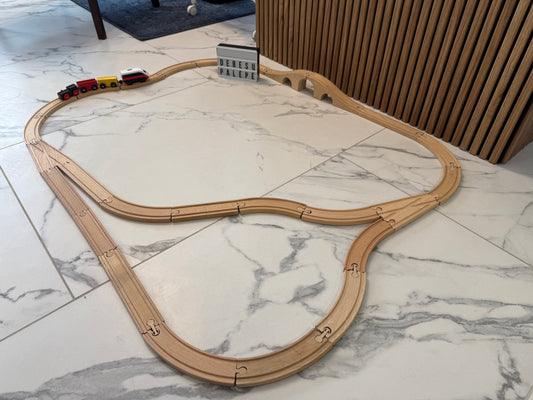 🚂 Medinė „IKEA“ geležinkelio trasa su lokomotyvu