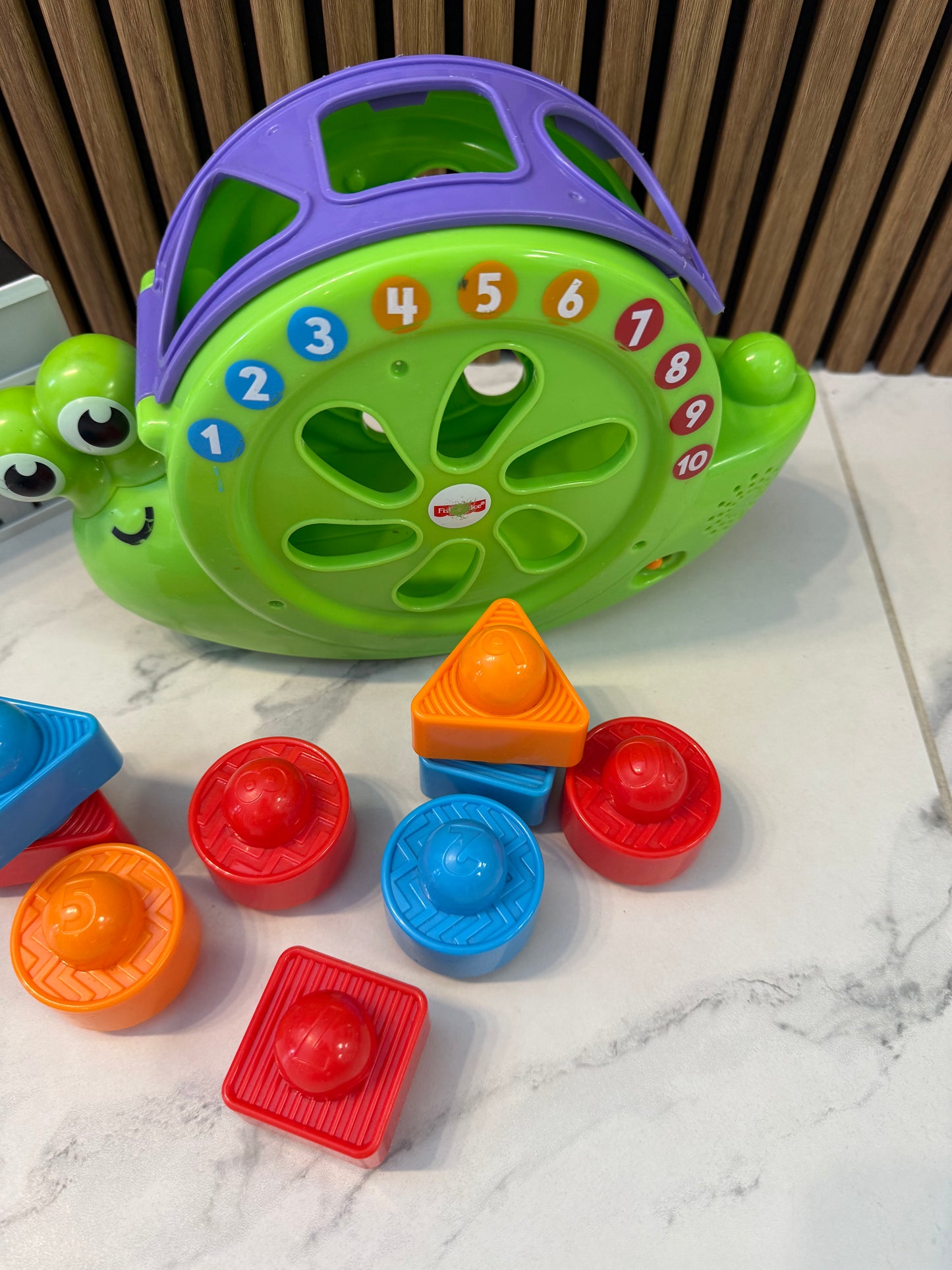 🐌 Kalbantis rūšiavimo žaislas „Sraigė“ su kaladėlėmis