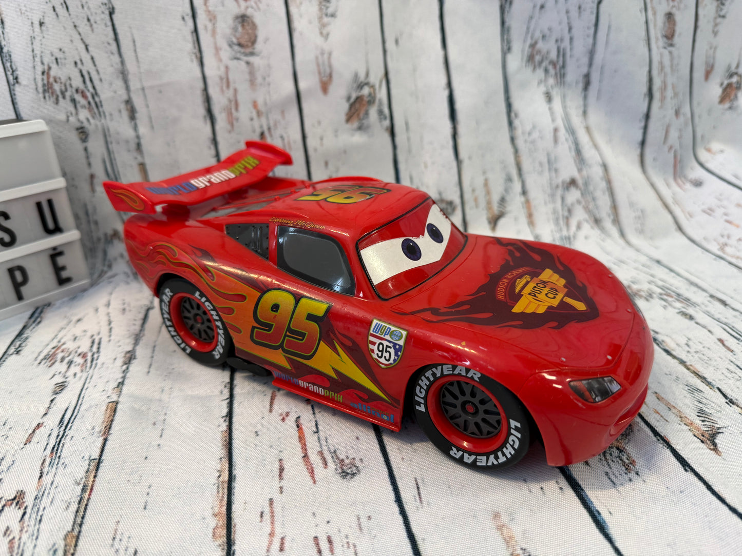 🚗 Žaibas Makvynas – lenktyninis automobilis