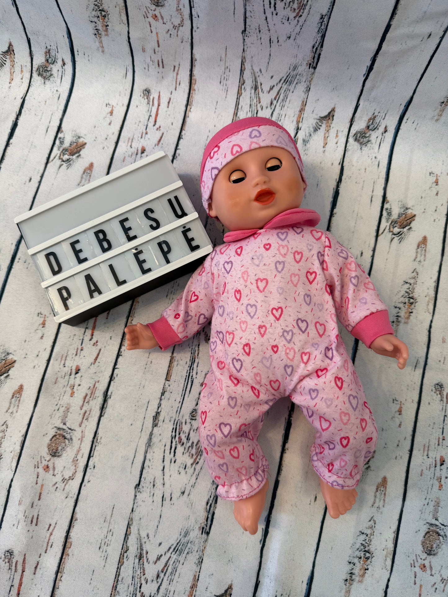 👶 Minkšta lėlytė kūdikėlis su rožiniu širdelių kombinezonu