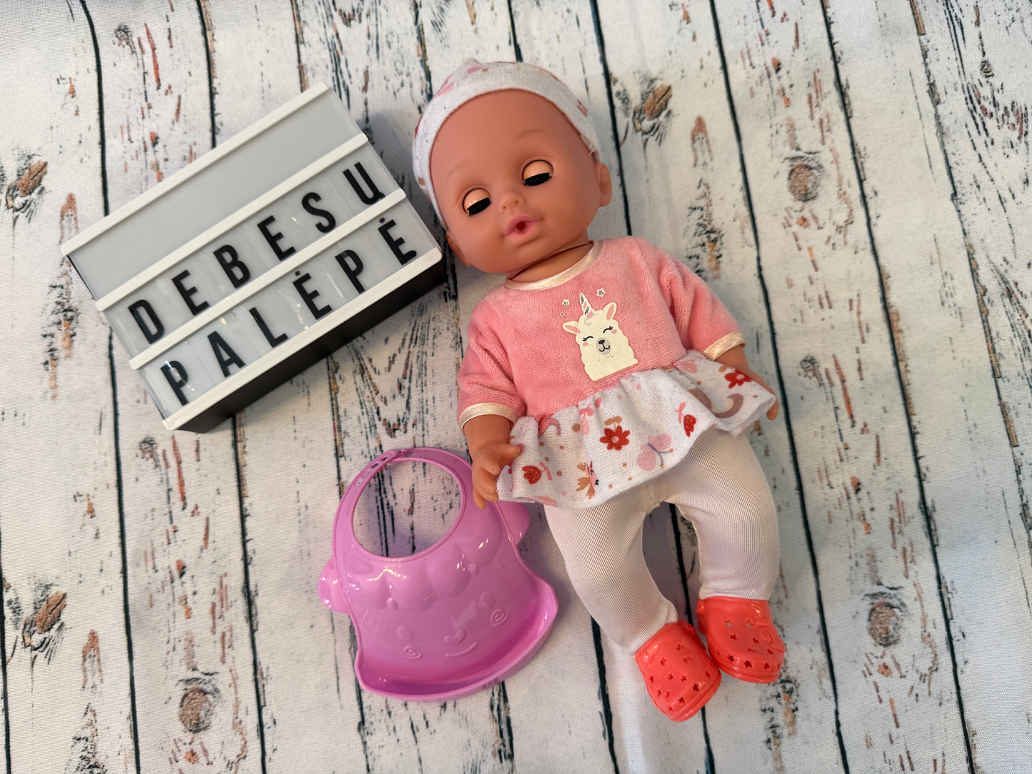 👶 Kūdikėlio lėlytė su rausva suknele ir seilinuku