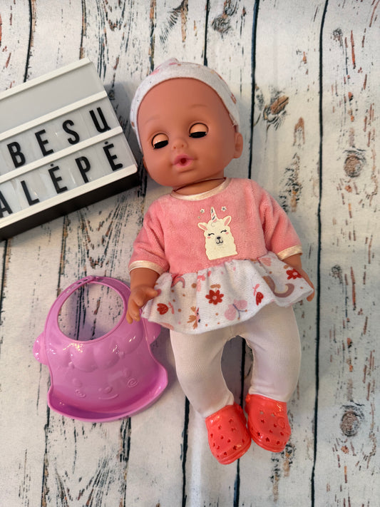 👶 Kūdikėlio lėlytė su rausva suknele ir seilinuku