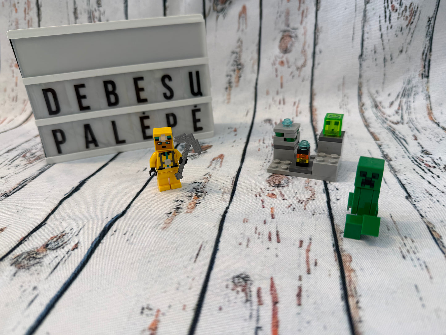 LEGO® Minecraft susidūrimas su Creeper 💚⛏️