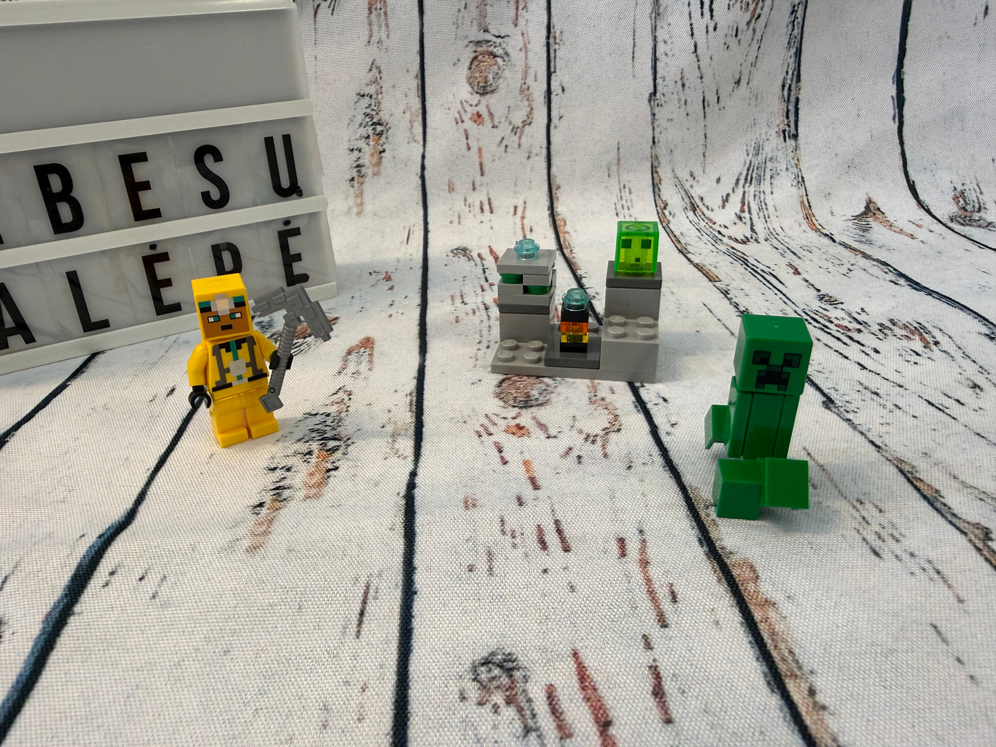 LEGO® Minecraft susidūrimas su Creeper 💚⛏️