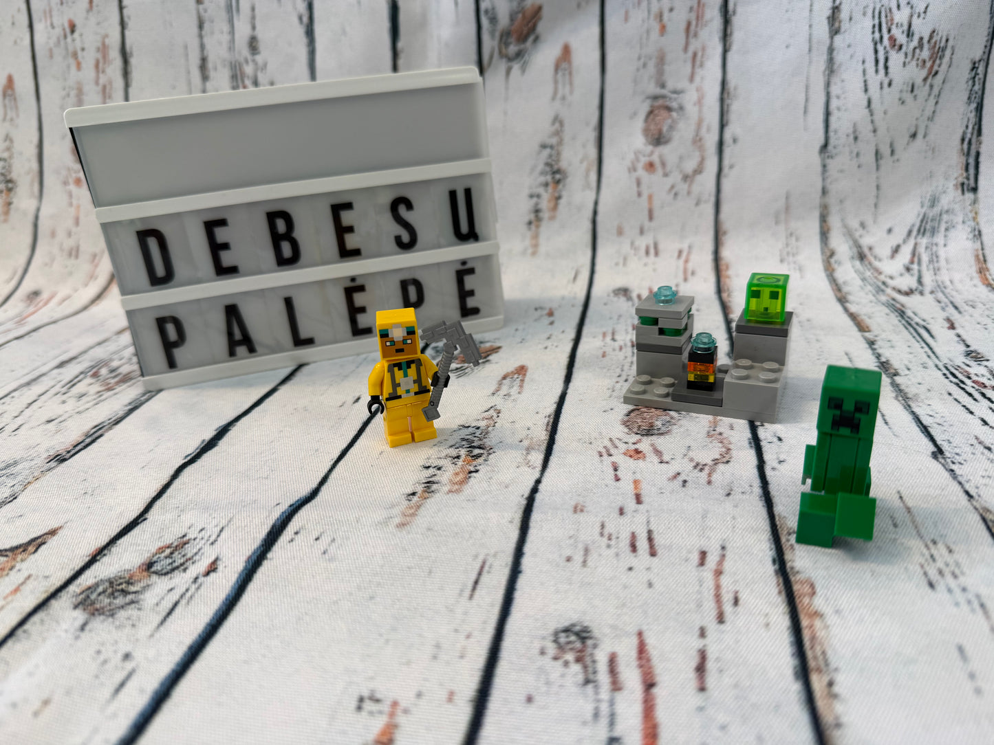 LEGO® Minecraft susidūrimas su Creeper 💚⛏️