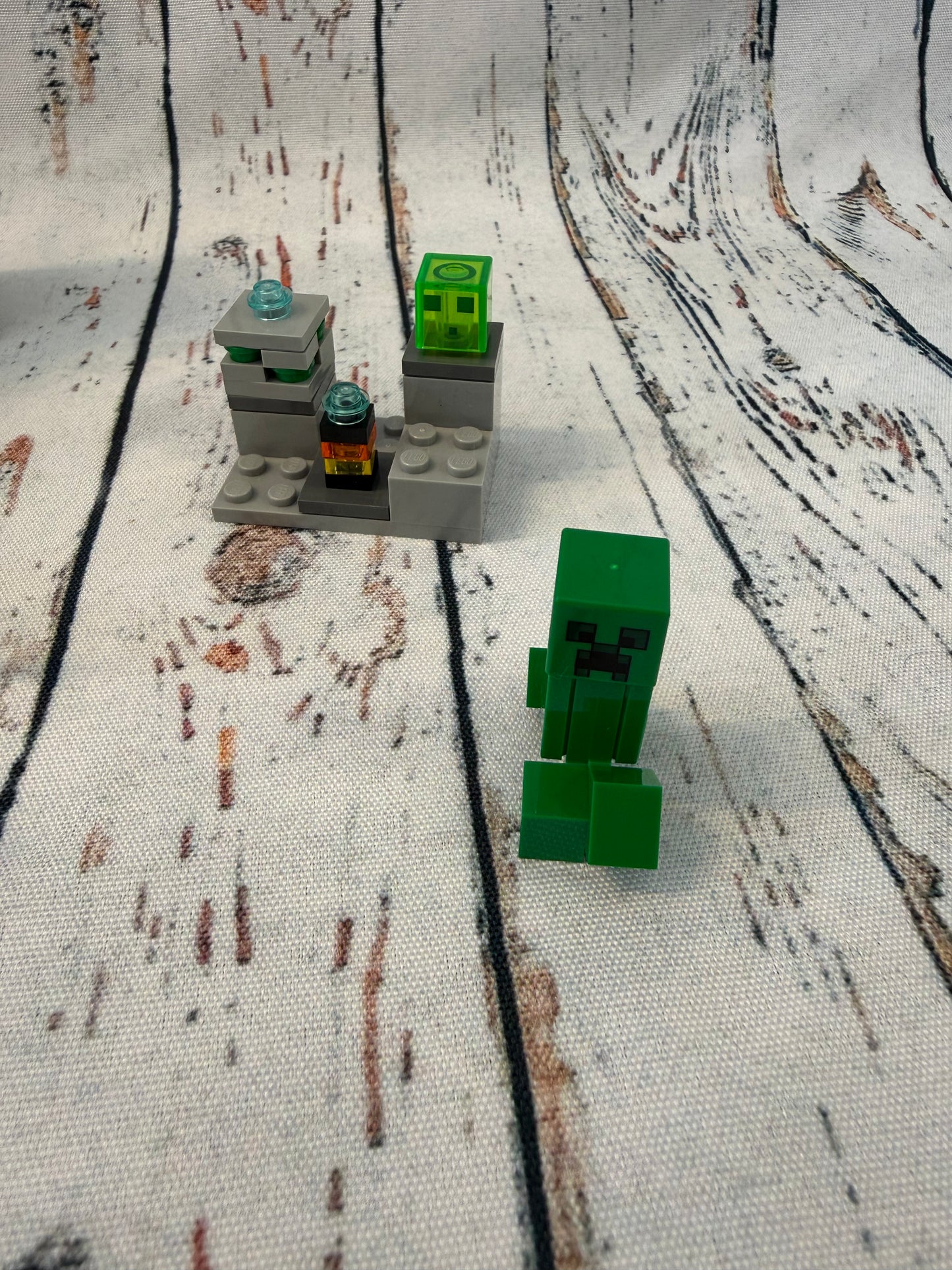 LEGO® Minecraft susidūrimas su Creeper 💚⛏️