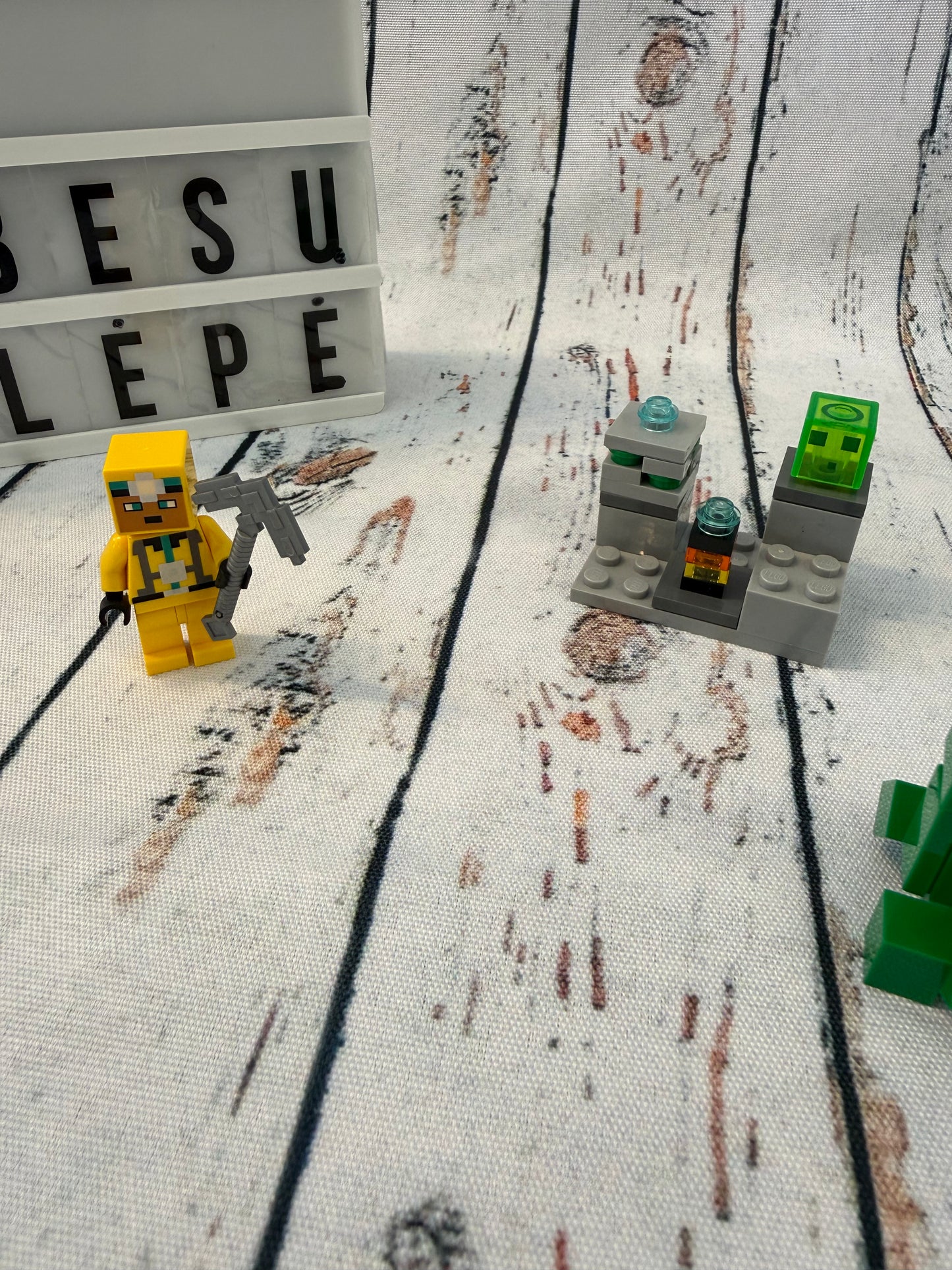 LEGO® Minecraft susidūrimas su Creeper 💚⛏️