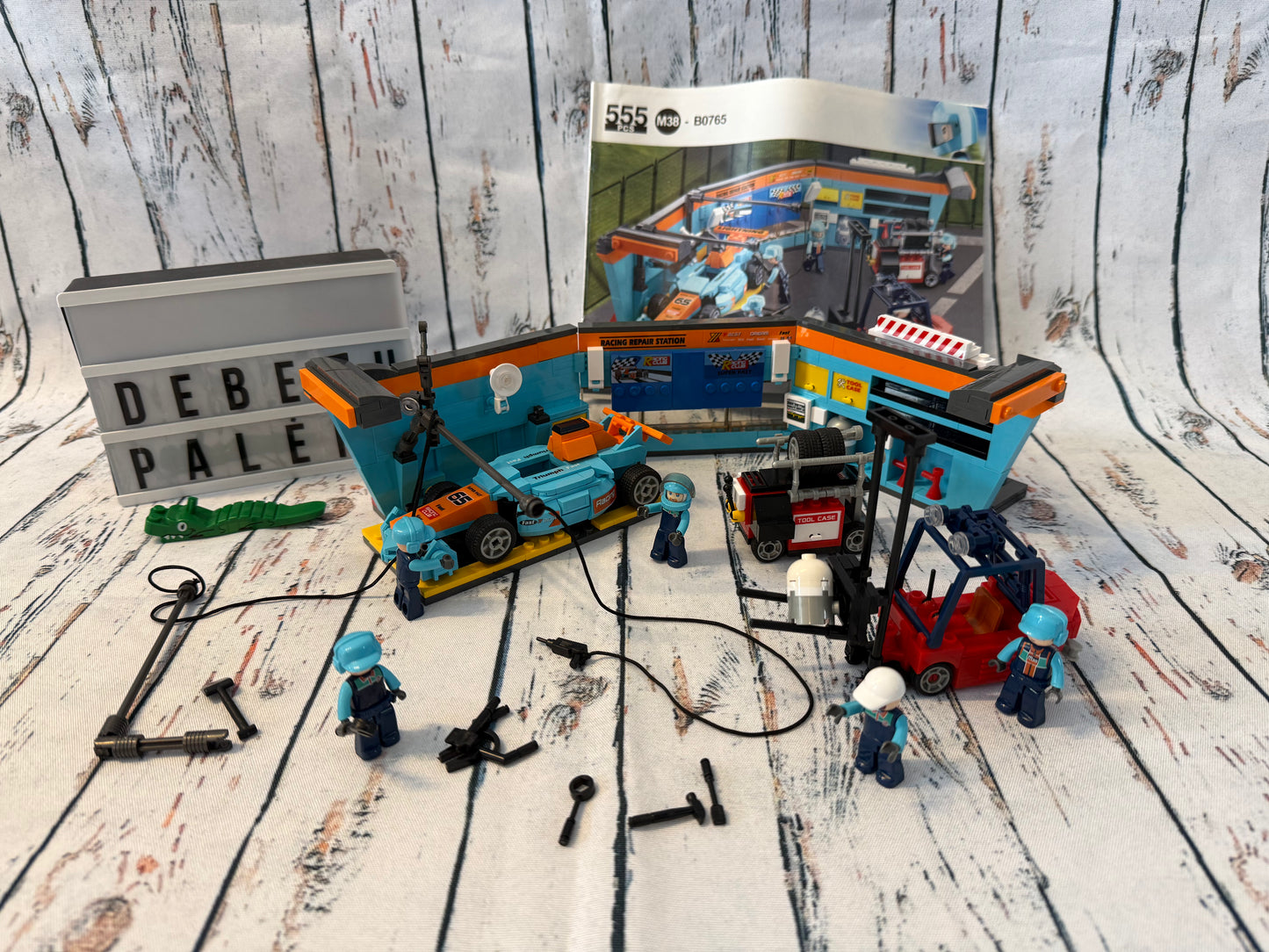 Sluban lenktynių autoserviso konstruktorius su figūrėlėmis 🏎️🔧