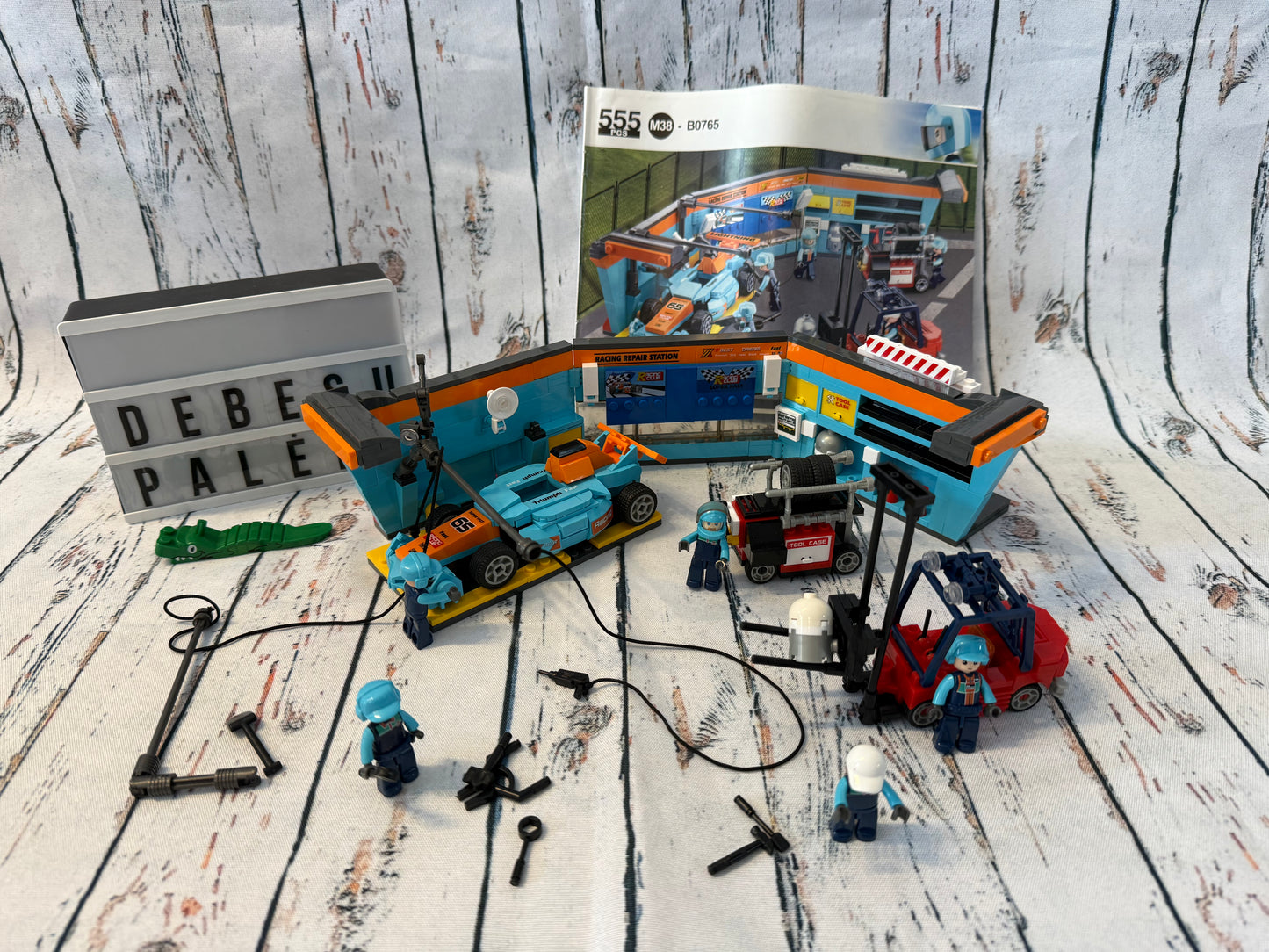 Sluban lenktynių autoserviso konstruktorius su figūrėlėmis 🏎️🔧