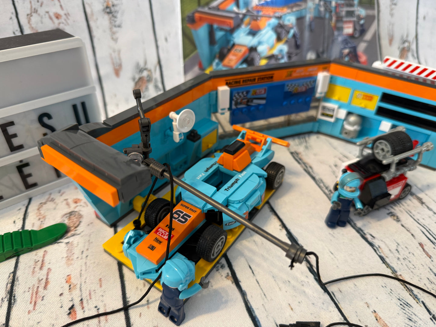 Sluban lenktynių autoserviso konstruktorius su figūrėlėmis 🏎️🔧