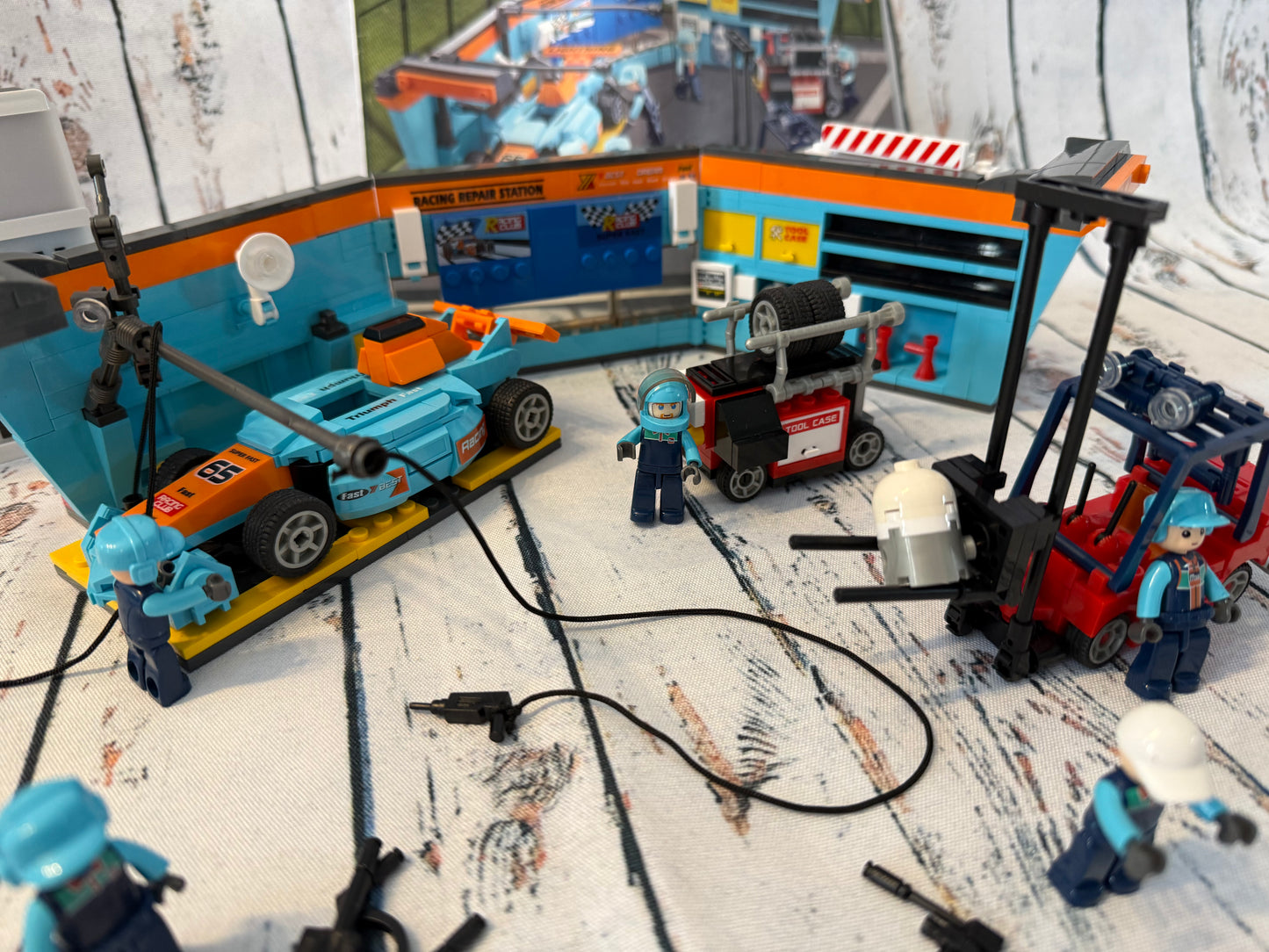 Sluban lenktynių autoserviso konstruktorius su figūrėlėmis 🏎️🔧