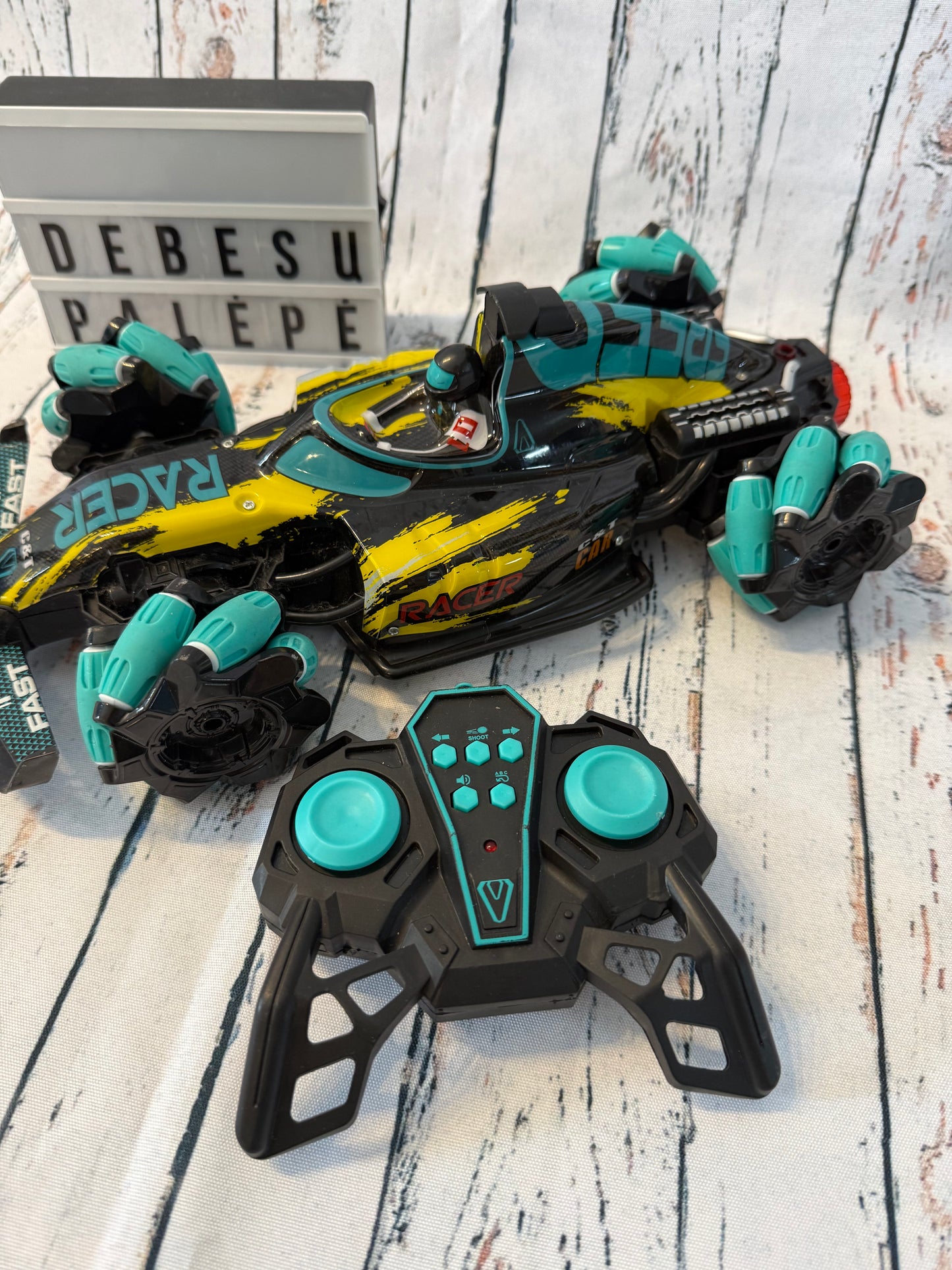 Nuotoliniu pulteliu valdoma lenktyninė mašina Racer 🚗🎮