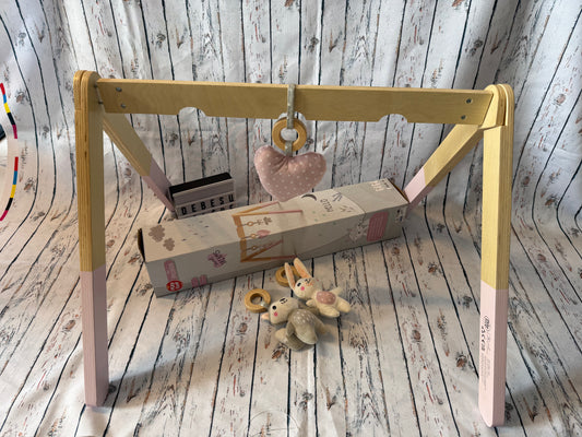 Medinis kūdikio žaidimų stovelis su pakabinamais žaisliukais 🌿