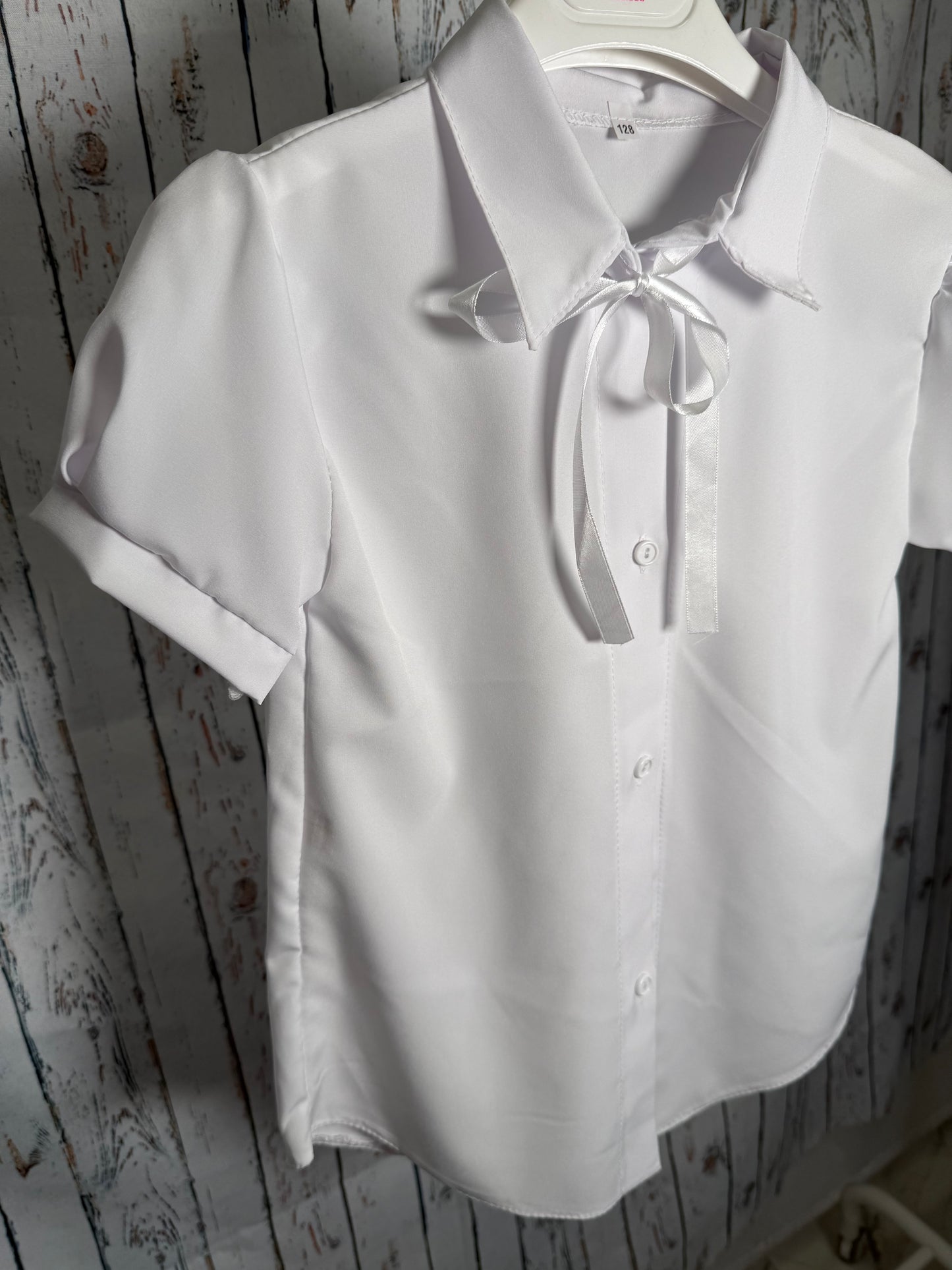 Marškiniai trumpomis rankovėmis su kaspinėliu