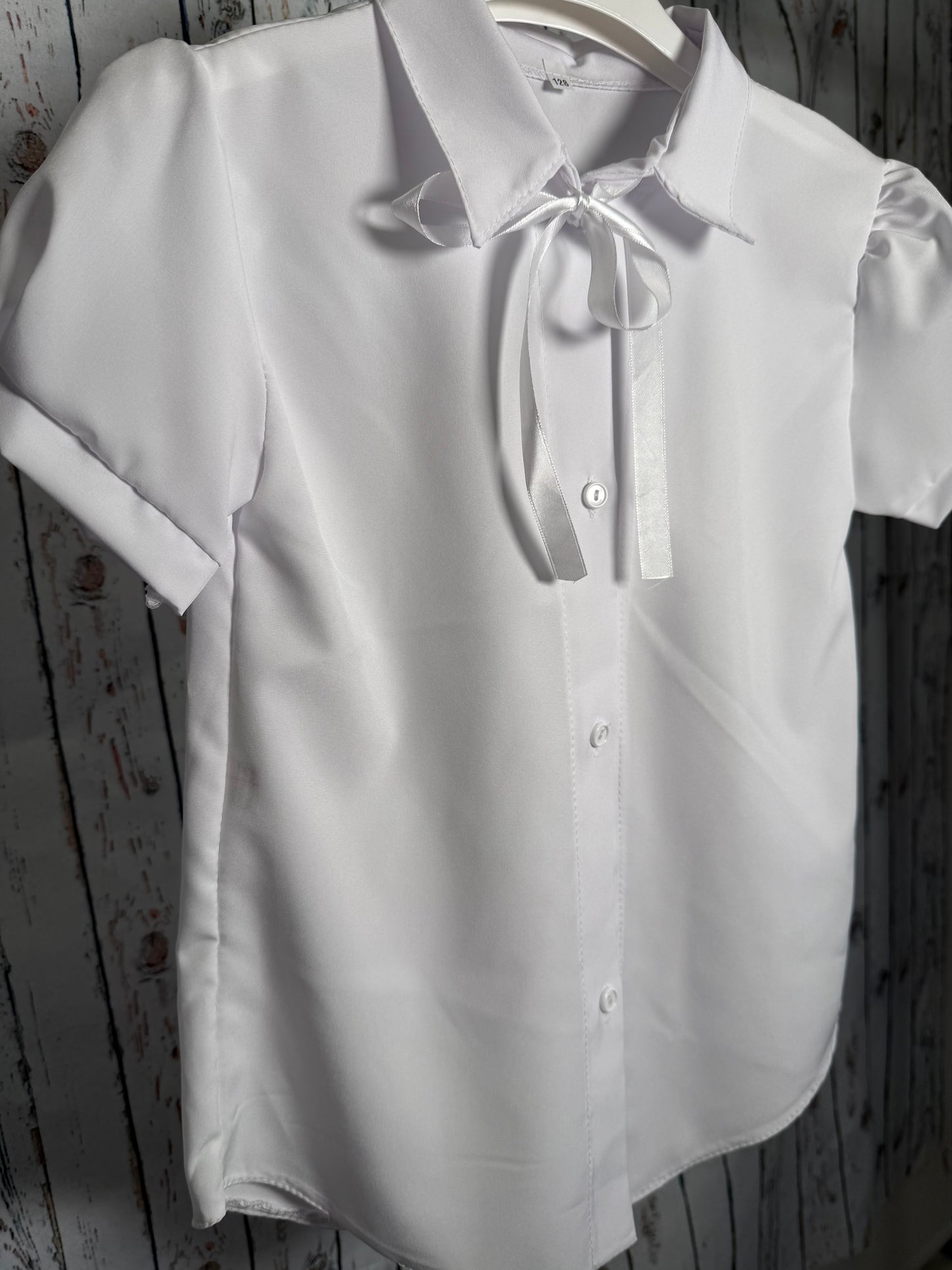 Marškiniai trumpomis rankovėmis su kaspinėliu