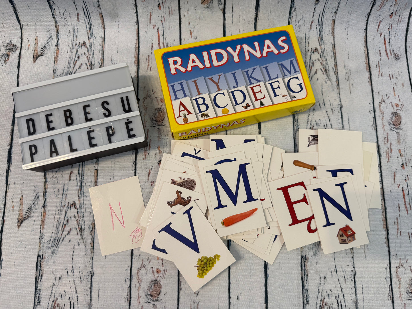 Raidynas mokomasis žaidimas vaikams su kortelėmis