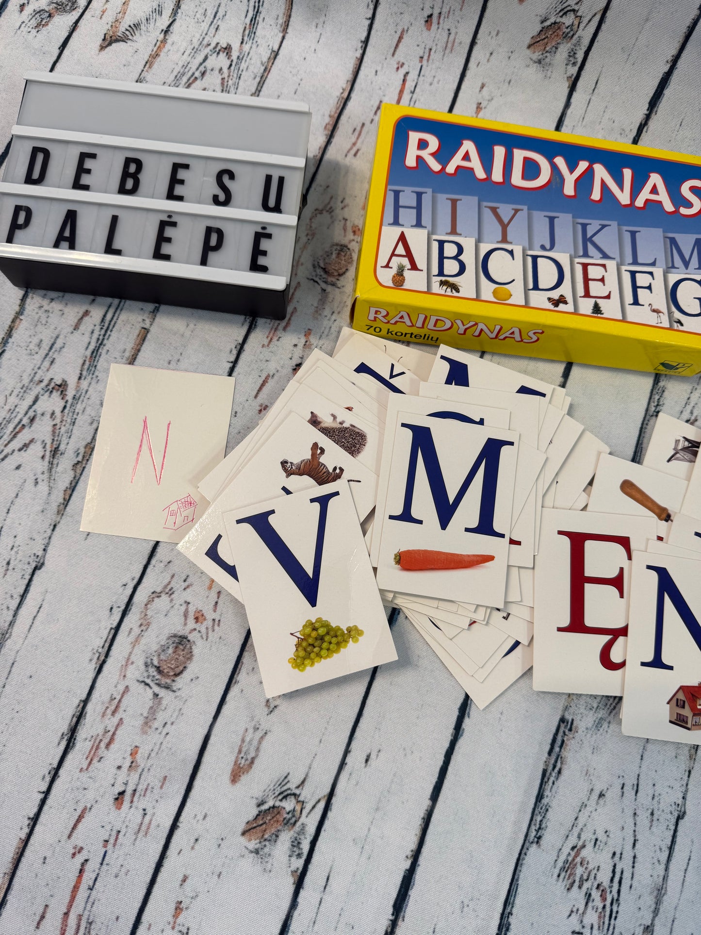 Raidynas mokomasis žaidimas vaikams su kortelėmis