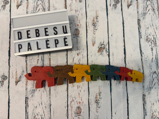 Medinė drambliukų dėlionė – spalvota grandinėlė