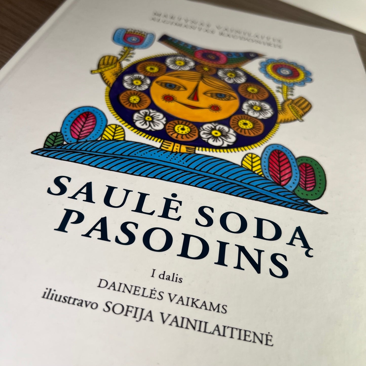 Knyga Saulė sodą pasodina