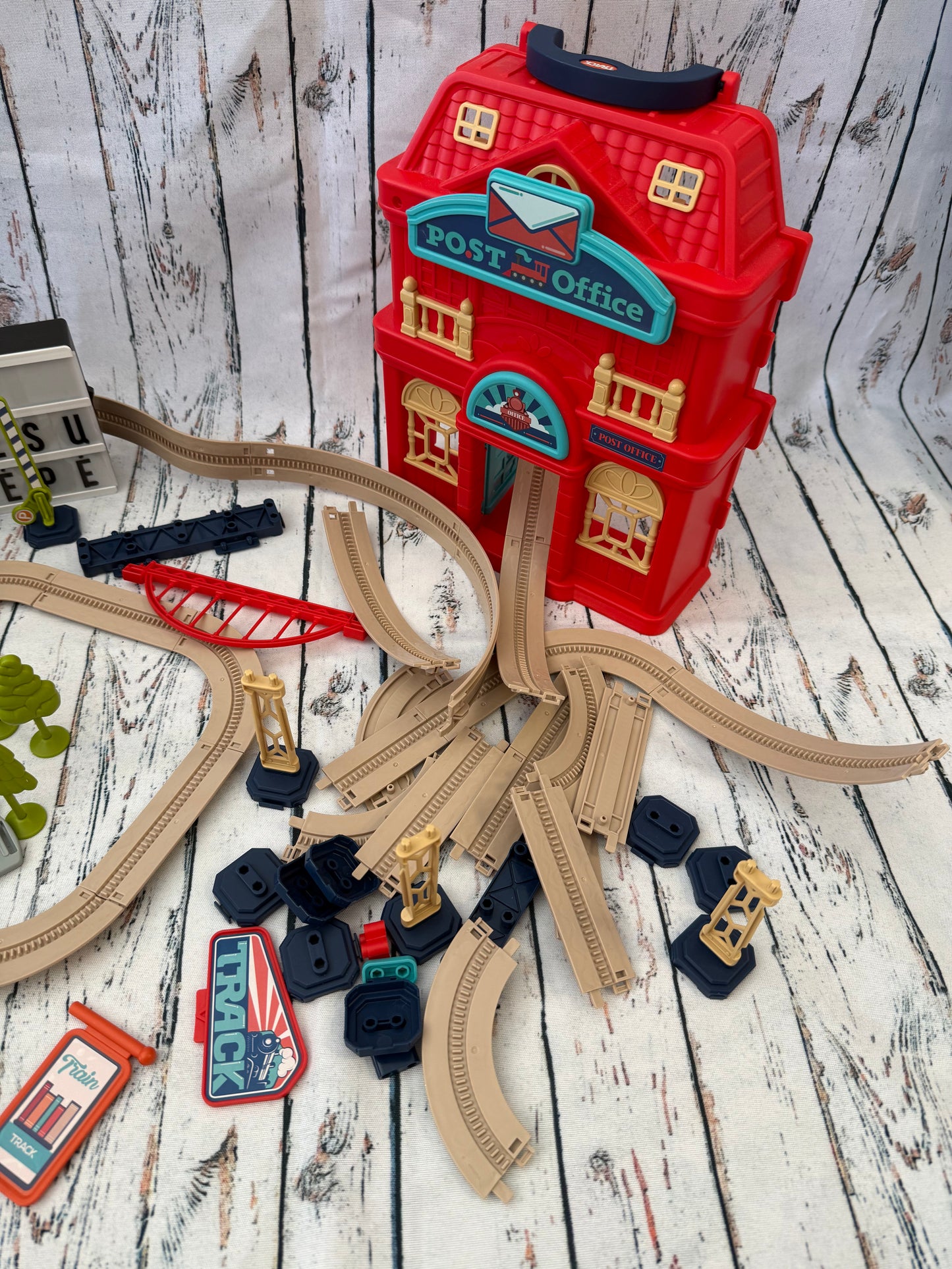 Didelis traukinio miestas su bėgiais 🚂🏙️