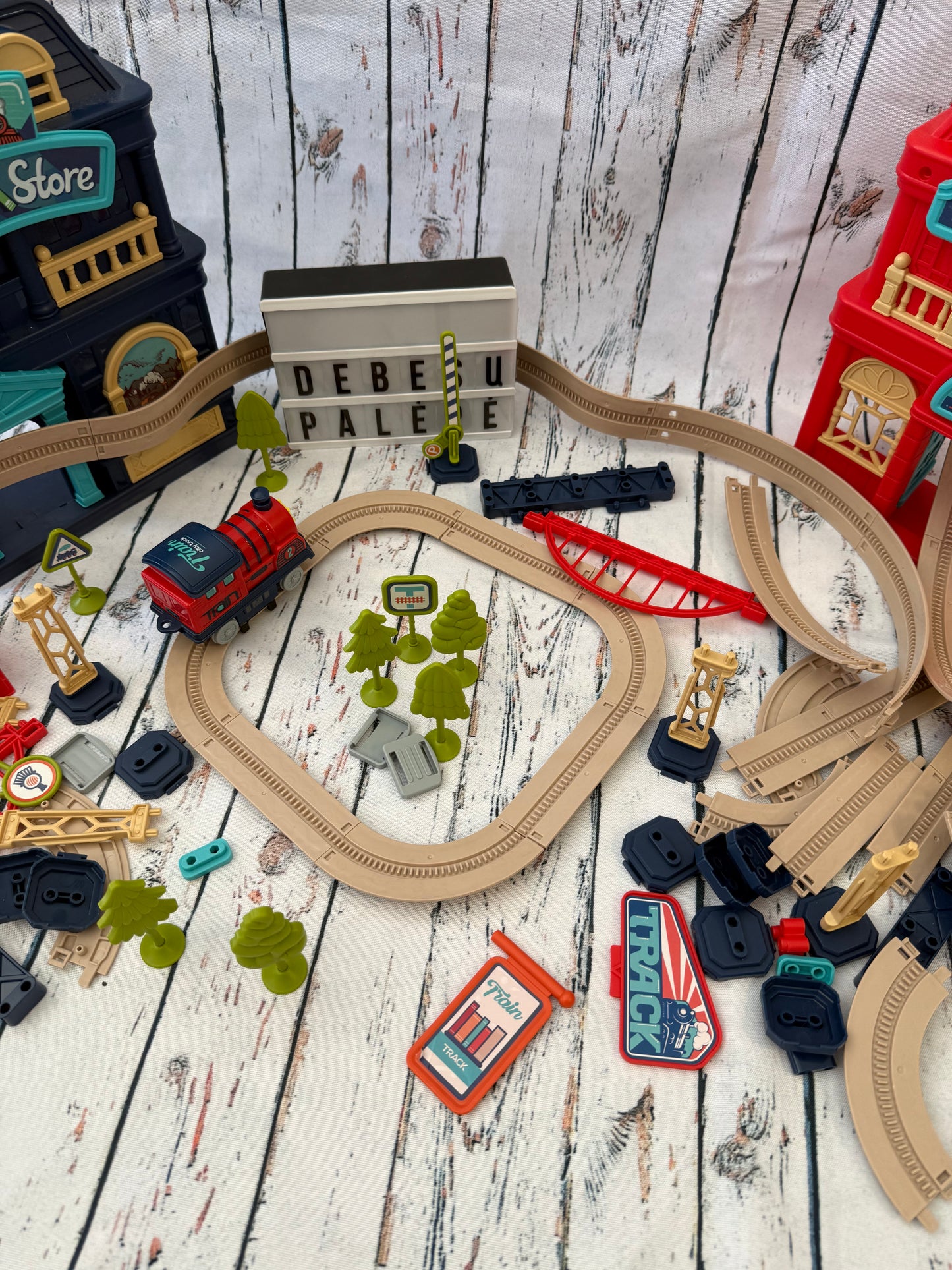 Didelis traukinio miestas su bėgiais 🚂🏙️