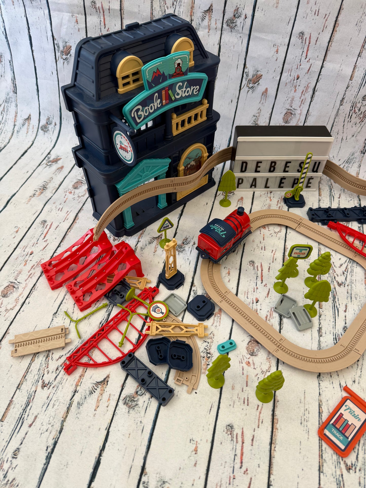 Didelis traukinio miestas su bėgiais 🚂🏙️