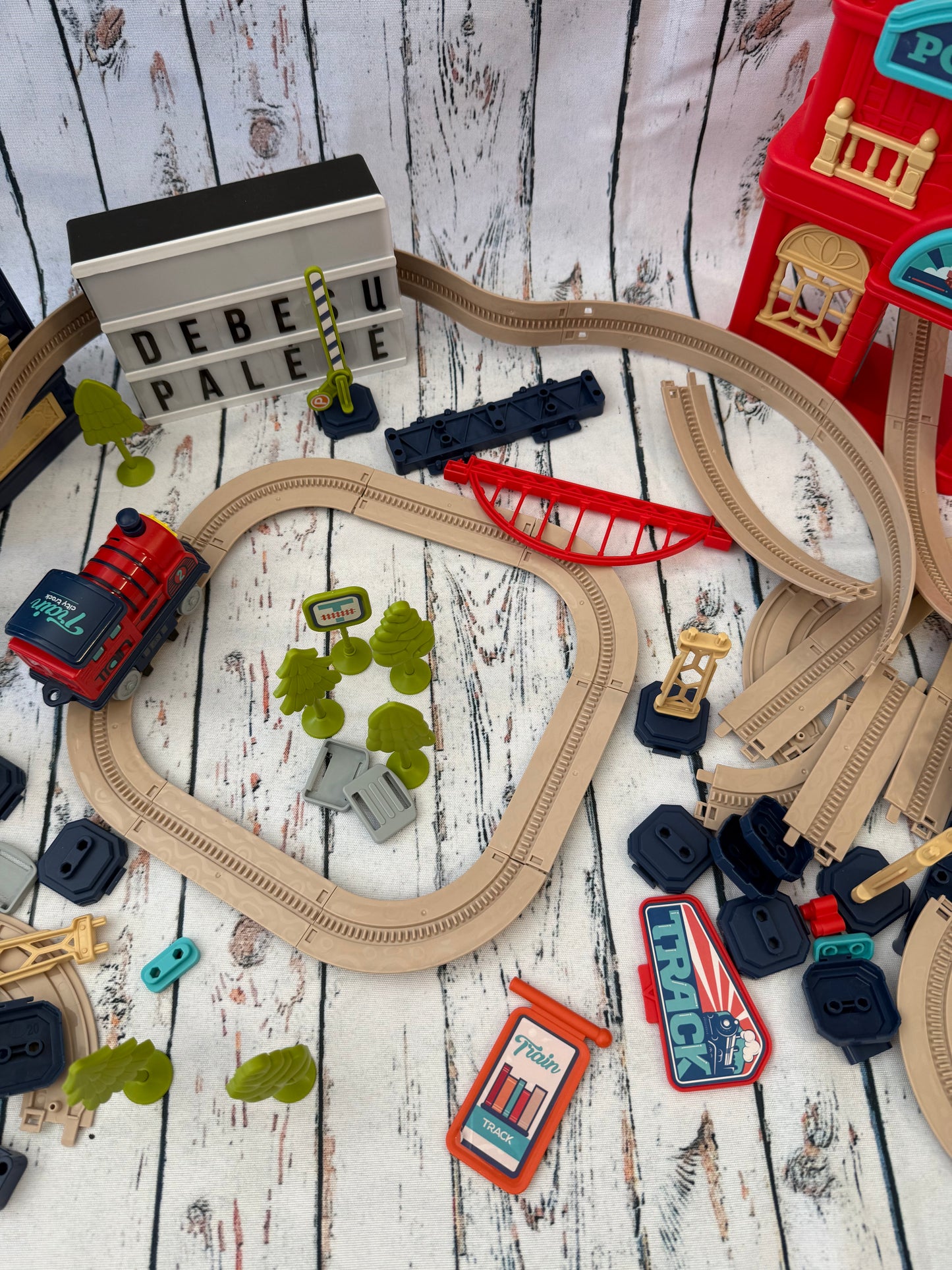 Didelis traukinio miestas su bėgiais 🚂🏙️