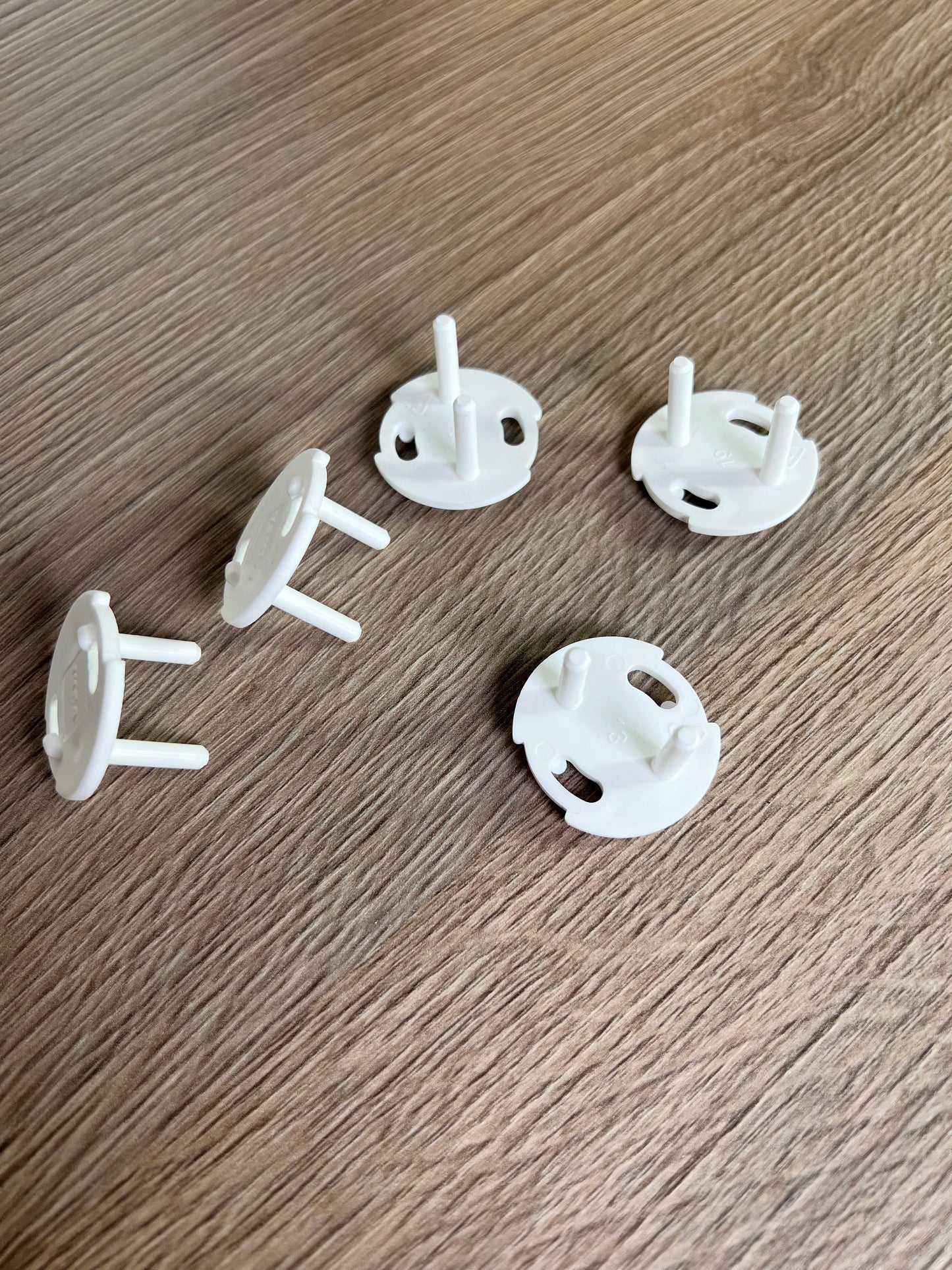 Apsauginiai kištukai rozetėms į vnt.