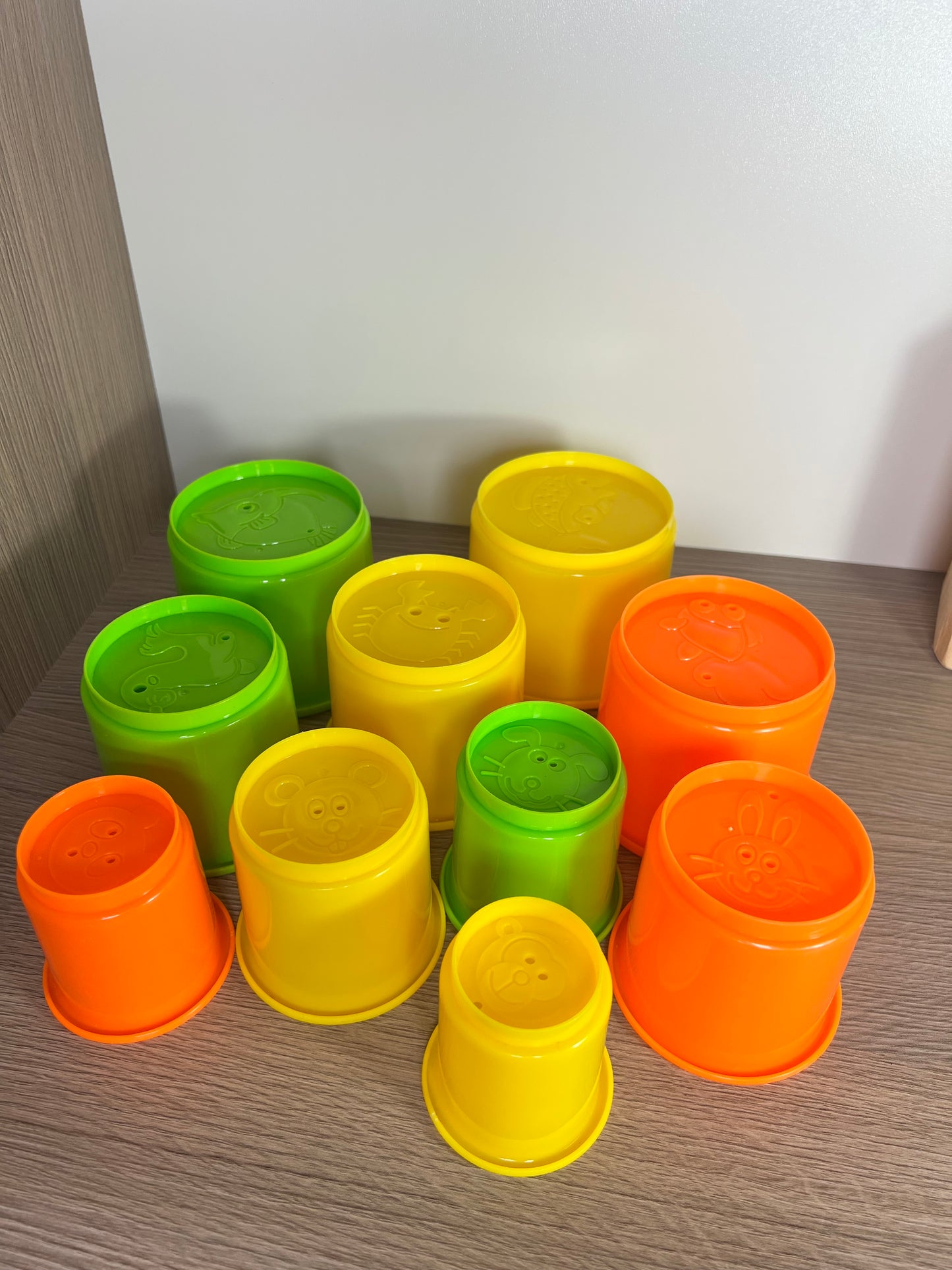 Bokštelis iš mažų kibirėlių