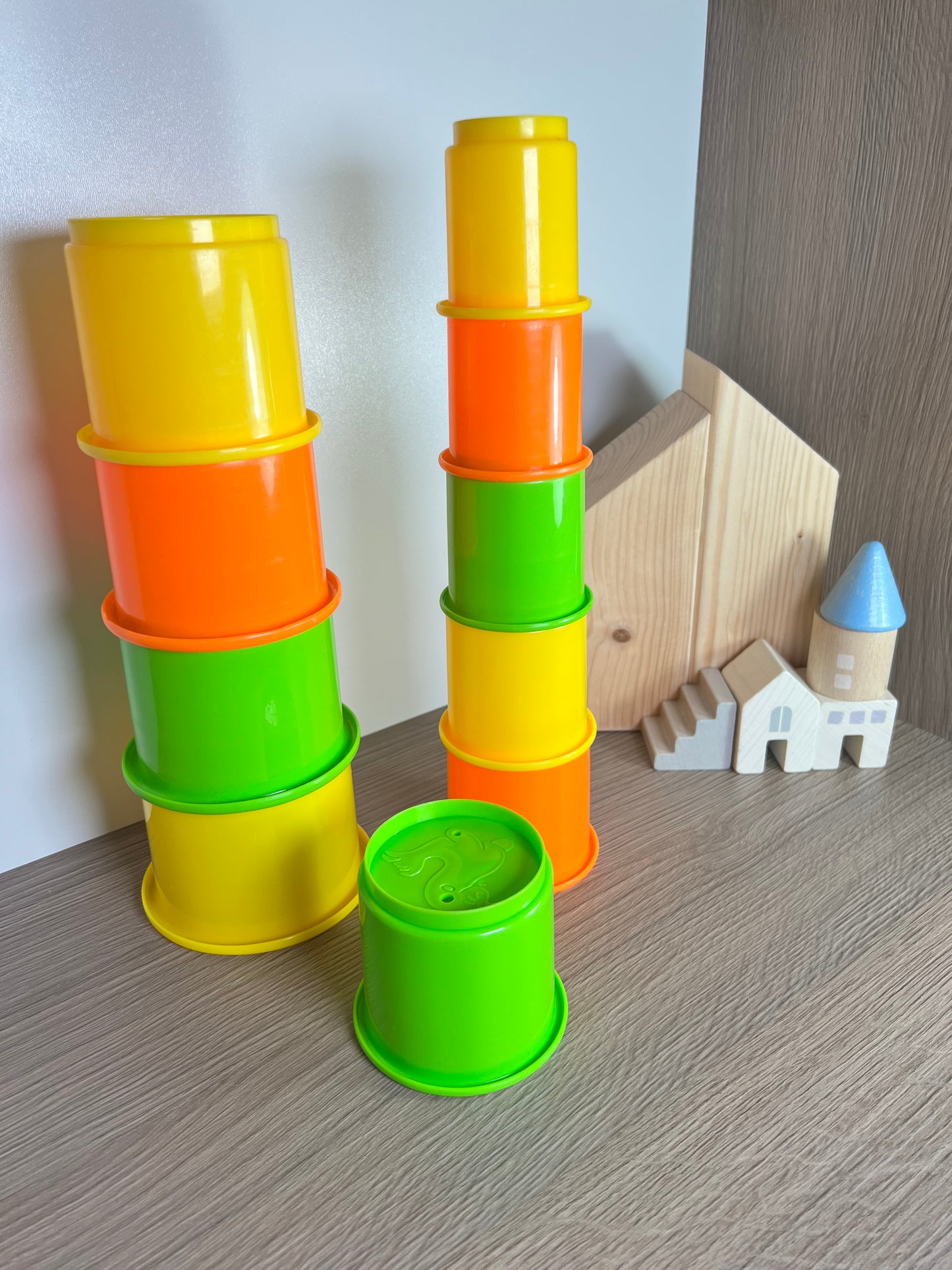 Bokštelis iš mažų kibirėlių