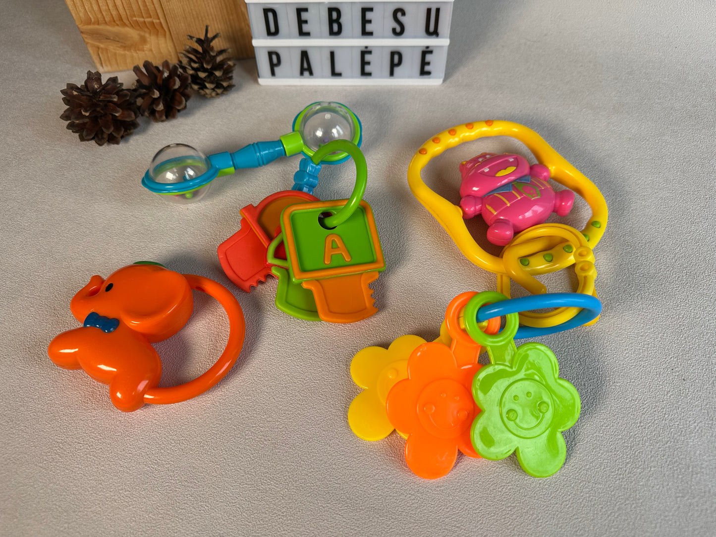 Lavinamųjų žaisliukų rinkinys "Barškučių draugija mažiesiems 🐘🌸"