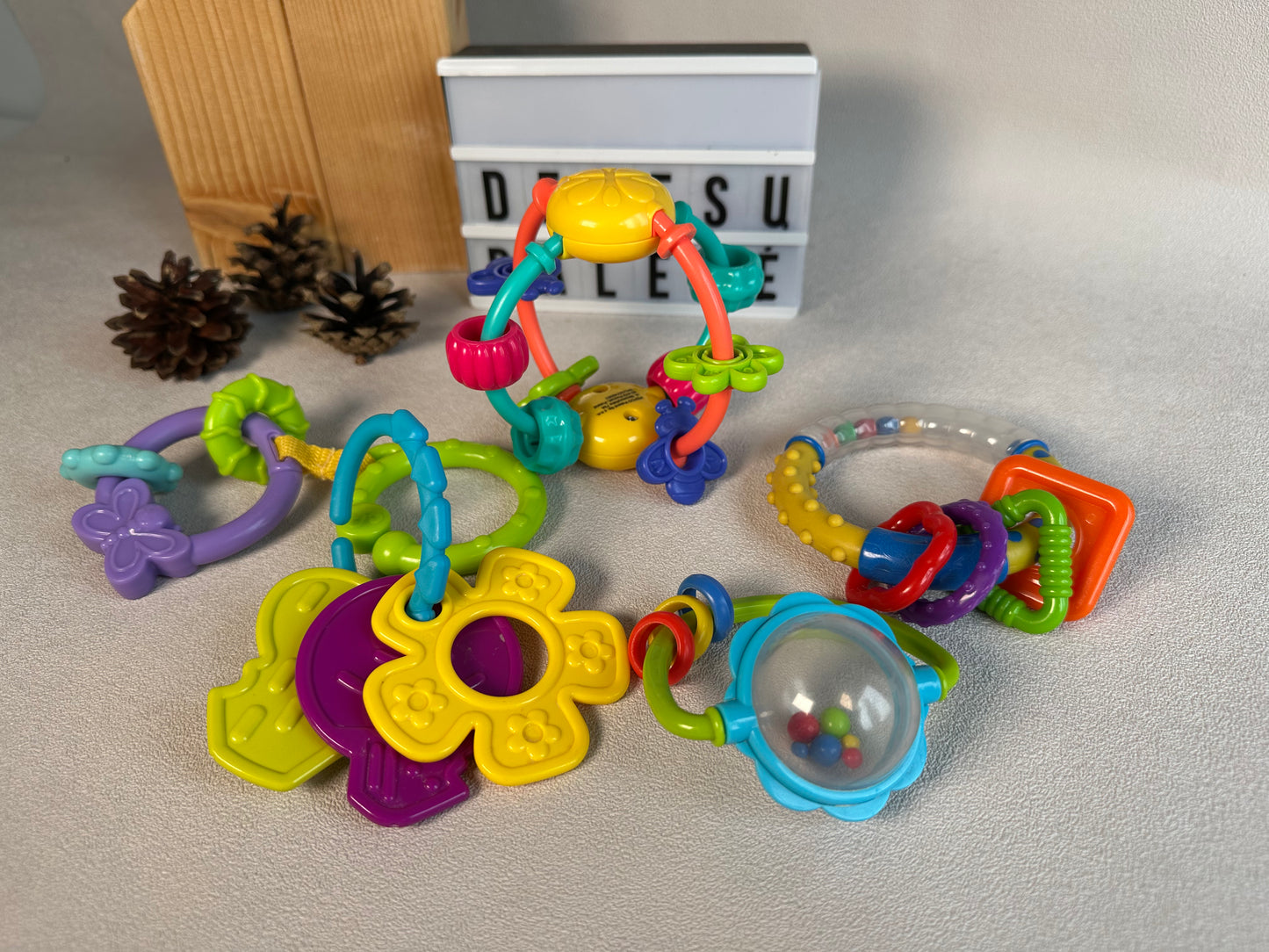 Barškučių rinkinys "Linksmas barškučių ratas 🎠🌈"