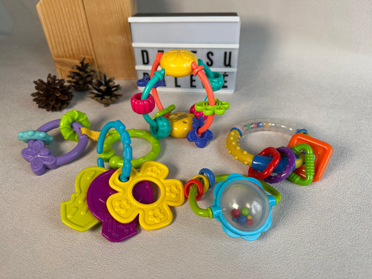 Barškučių rinkinys "Linksmas barškučių ratas 🎠🌈"