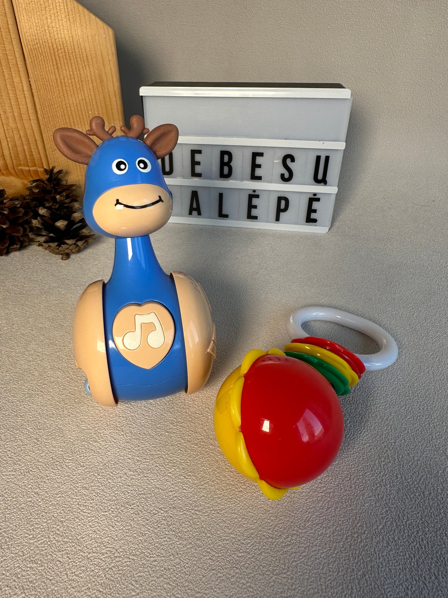 Kūdikių žaislų rinkinys (elniukas + barškutis) (nuo 6 mėn.)