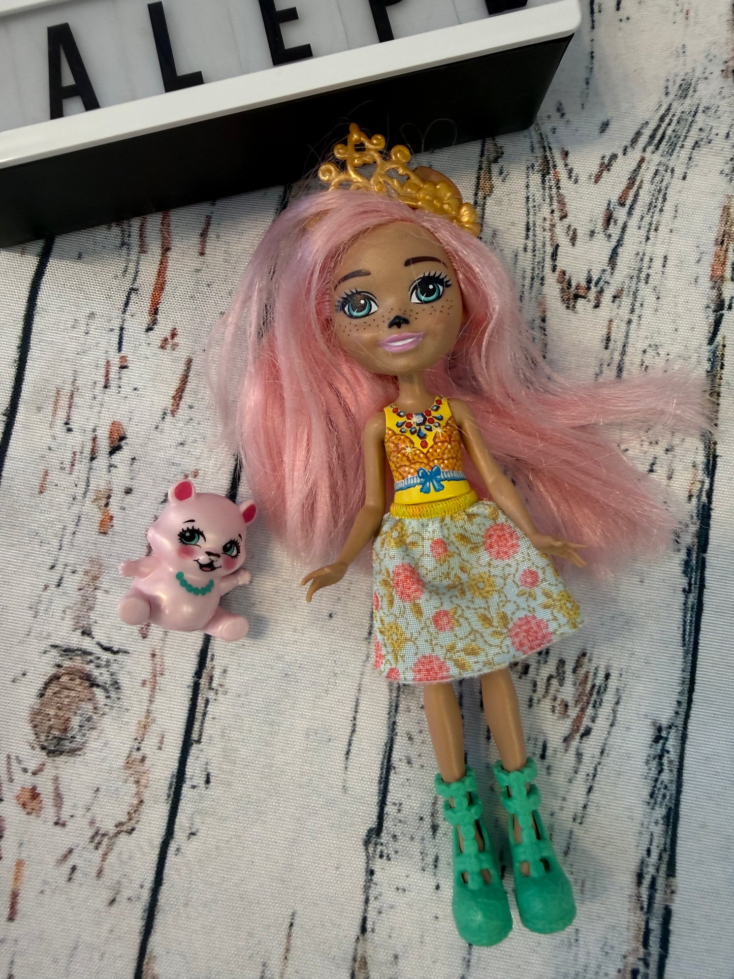 👑🩷 Enchantimals princesė su draugu